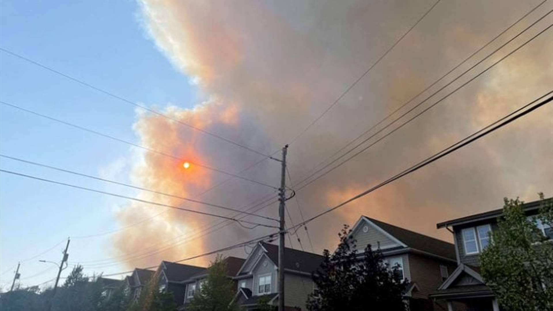 الآلاف يفرّون من حريق في شرق كندا
