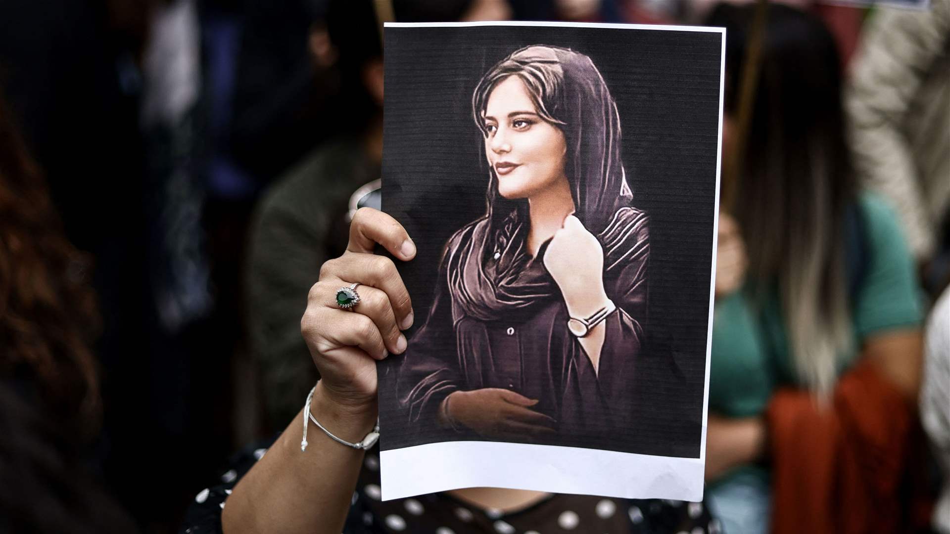 بدء محاكمة صحافية إيرانية غطت وفاة مهسا أميني