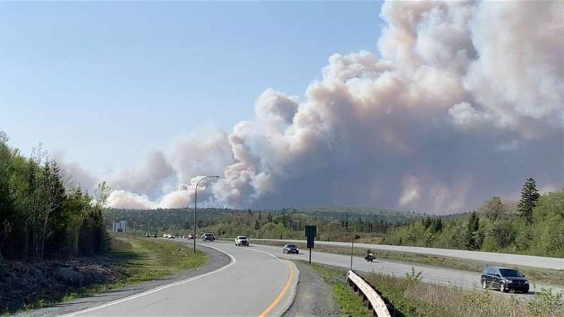 الآلاف يفرّون من حرائق غابات &quot;غير مسبوقة&quot; في شرق كندا