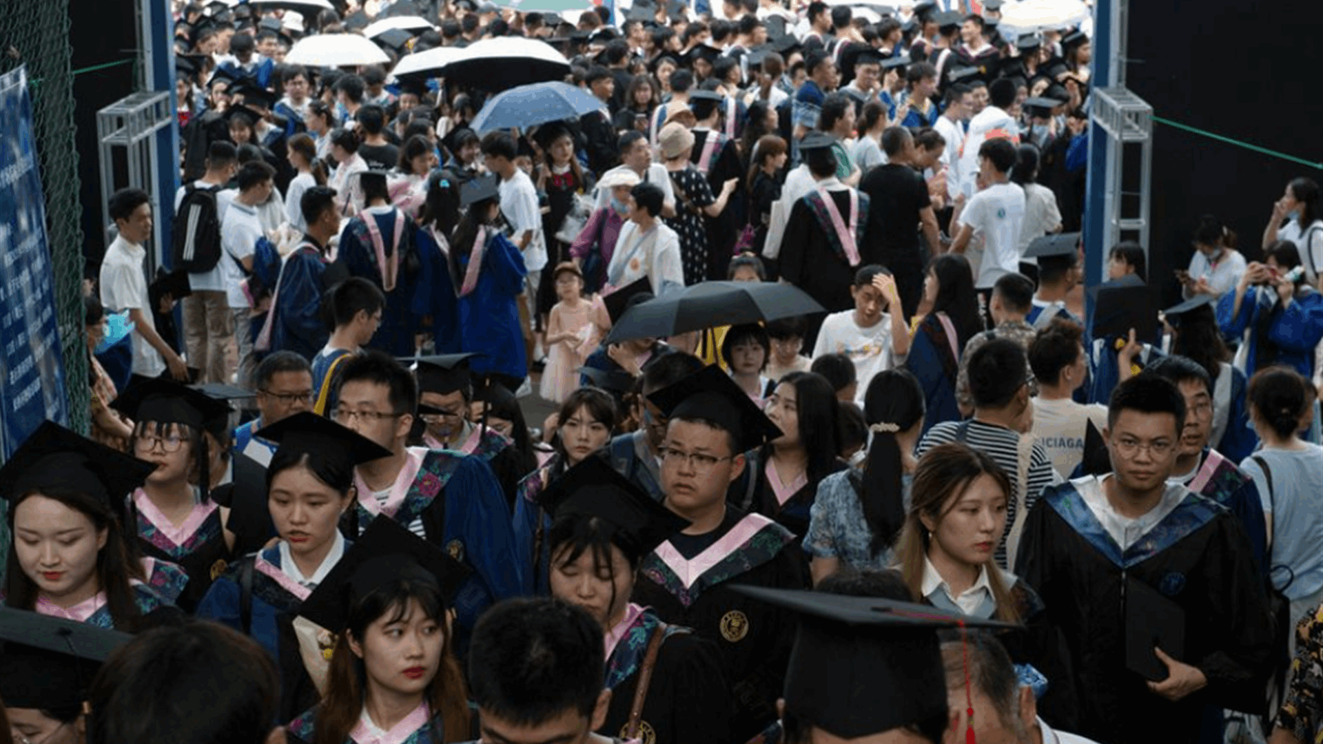 Chinese graduates lower their ambitions in moribund jobs market