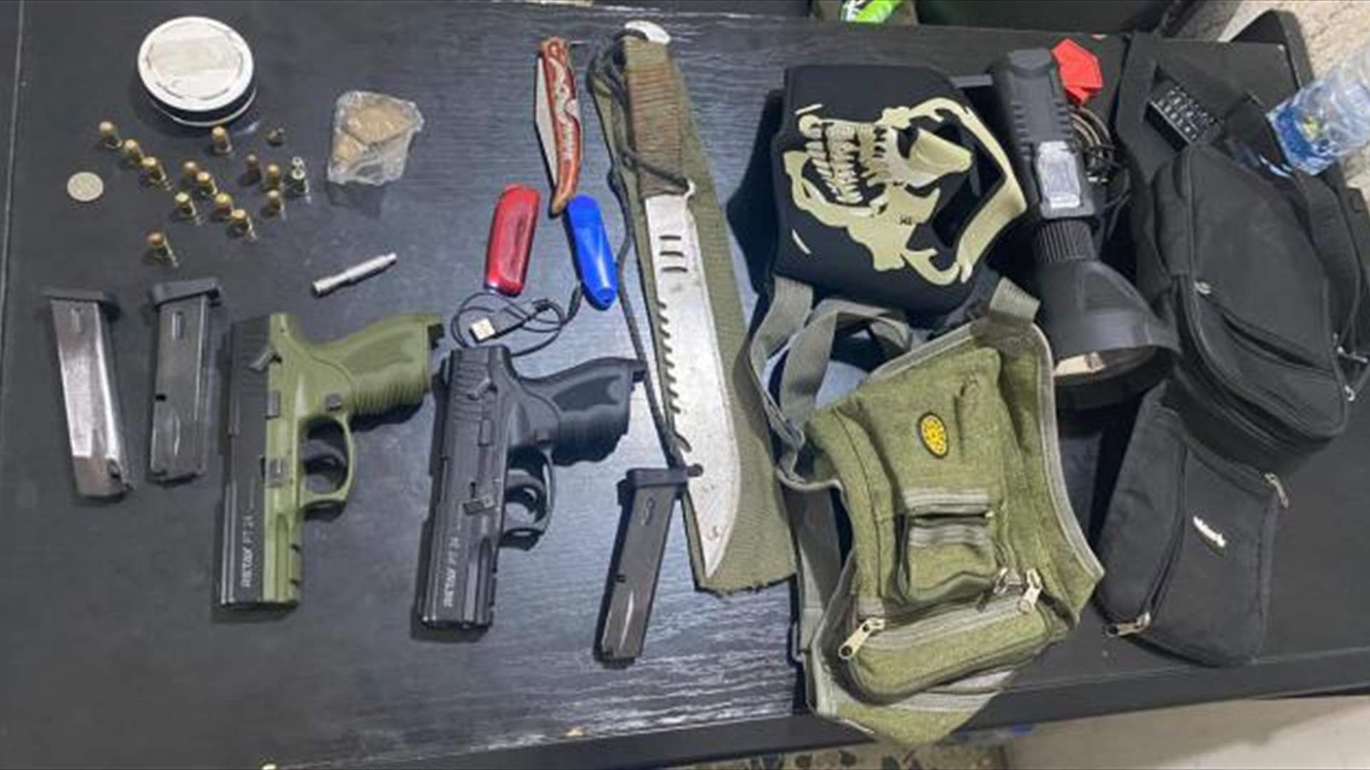 حطّموا محتويات أحد الكيوسكات وفرضوا خوّةً بقوّة السّلاح 