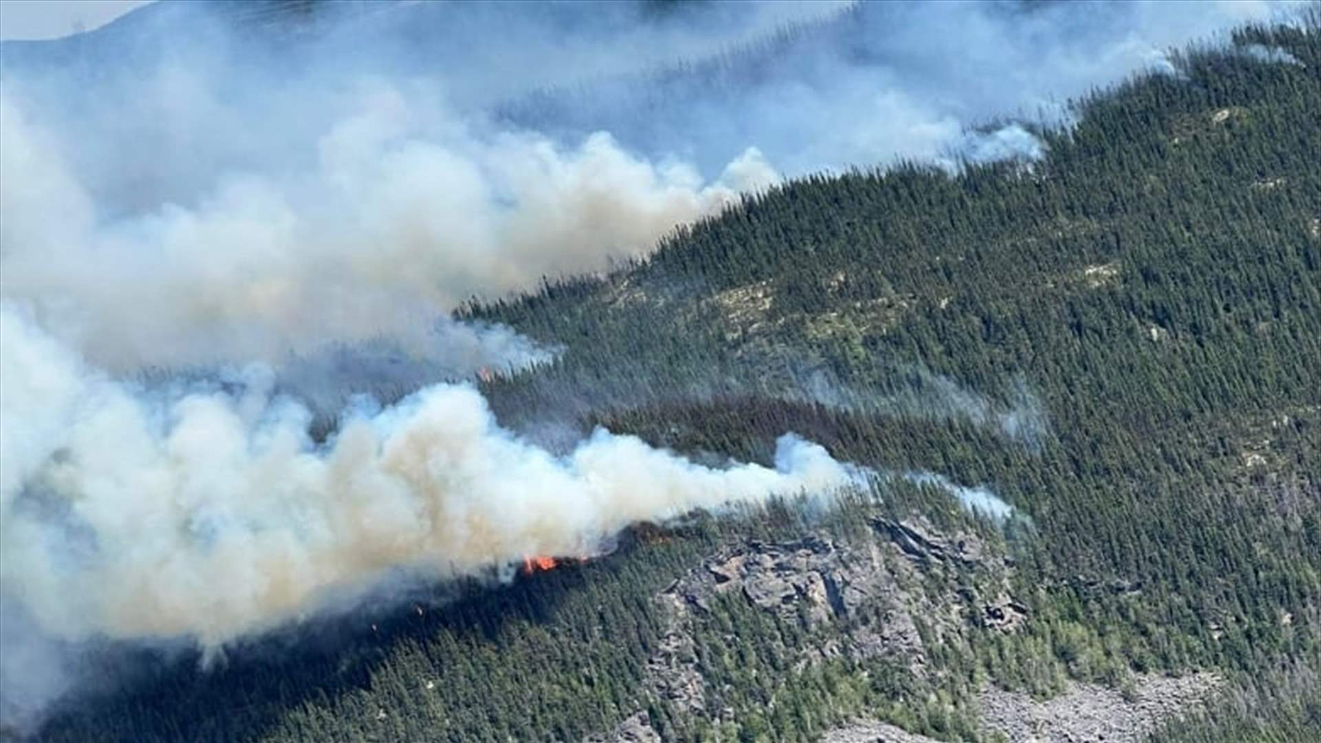 أوامر بإجلاء الآلاف من مدينة تقترب منها النيران في كيبيك الكندية