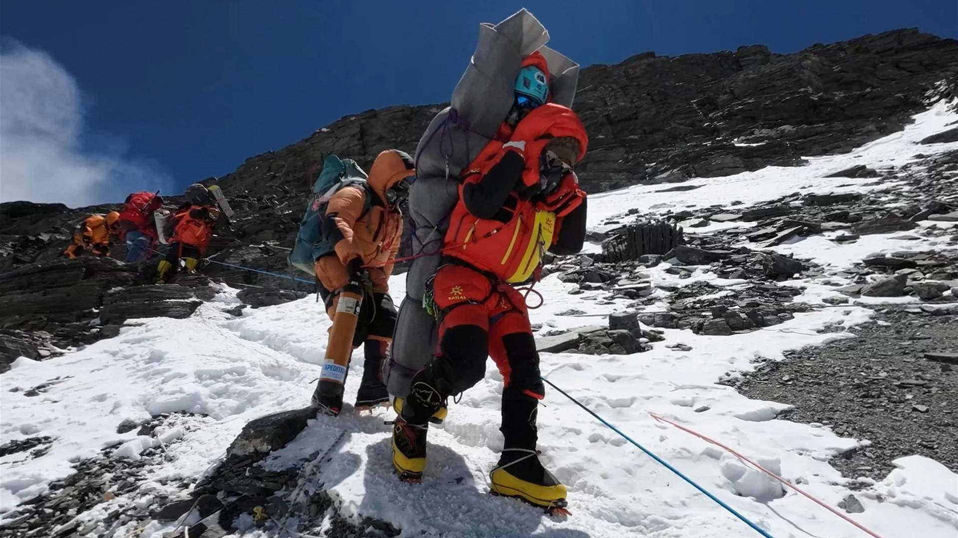 في جبل إيفرست... مرشد نيبالي ينقذ متسلّقاً من &quot;منطقة الموت&quot;