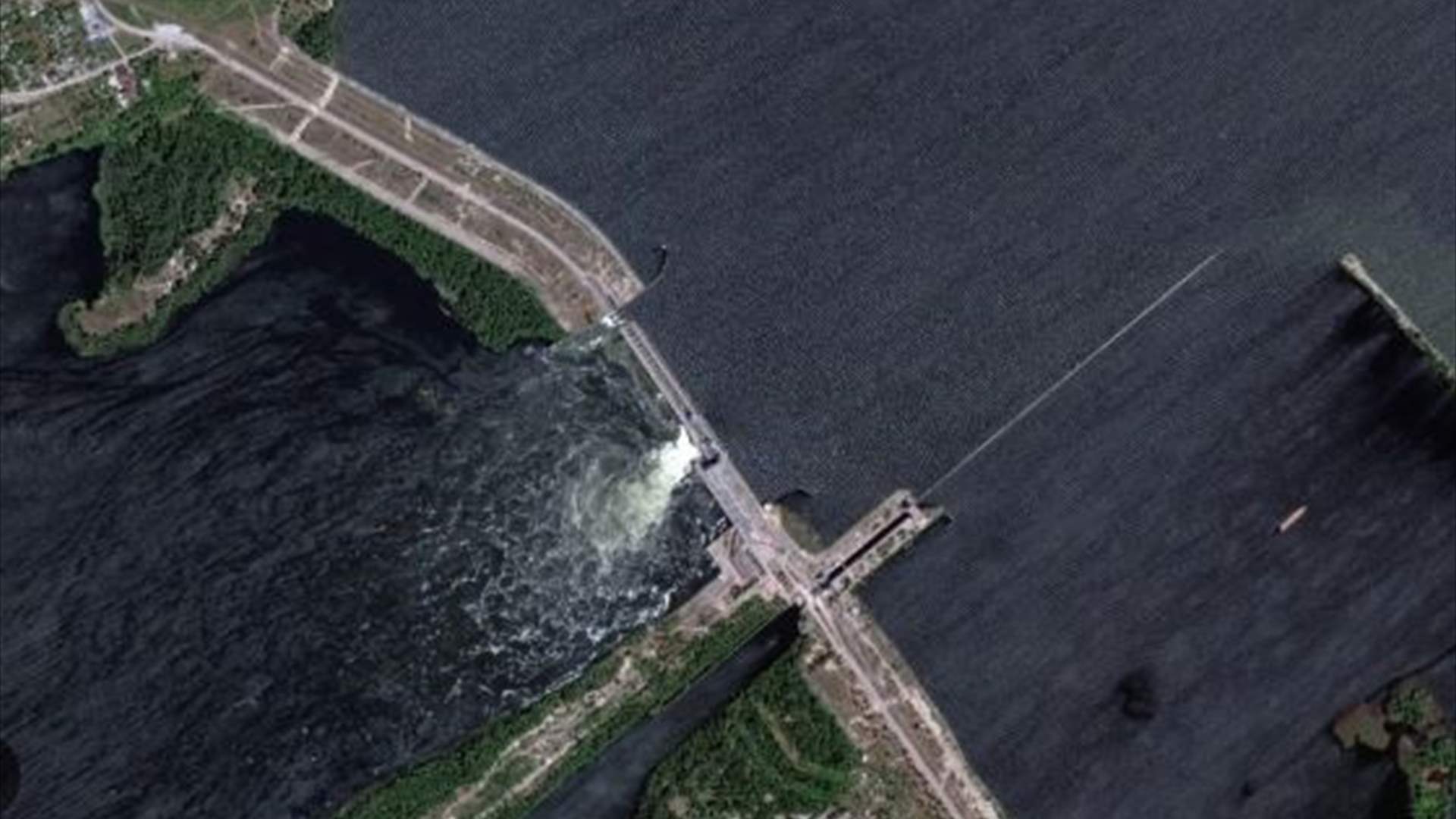 كييف: 150 طنا من زيت المحركات تسربت إلى نهر دنيبرو بعد انفجار سد كاخوفكا