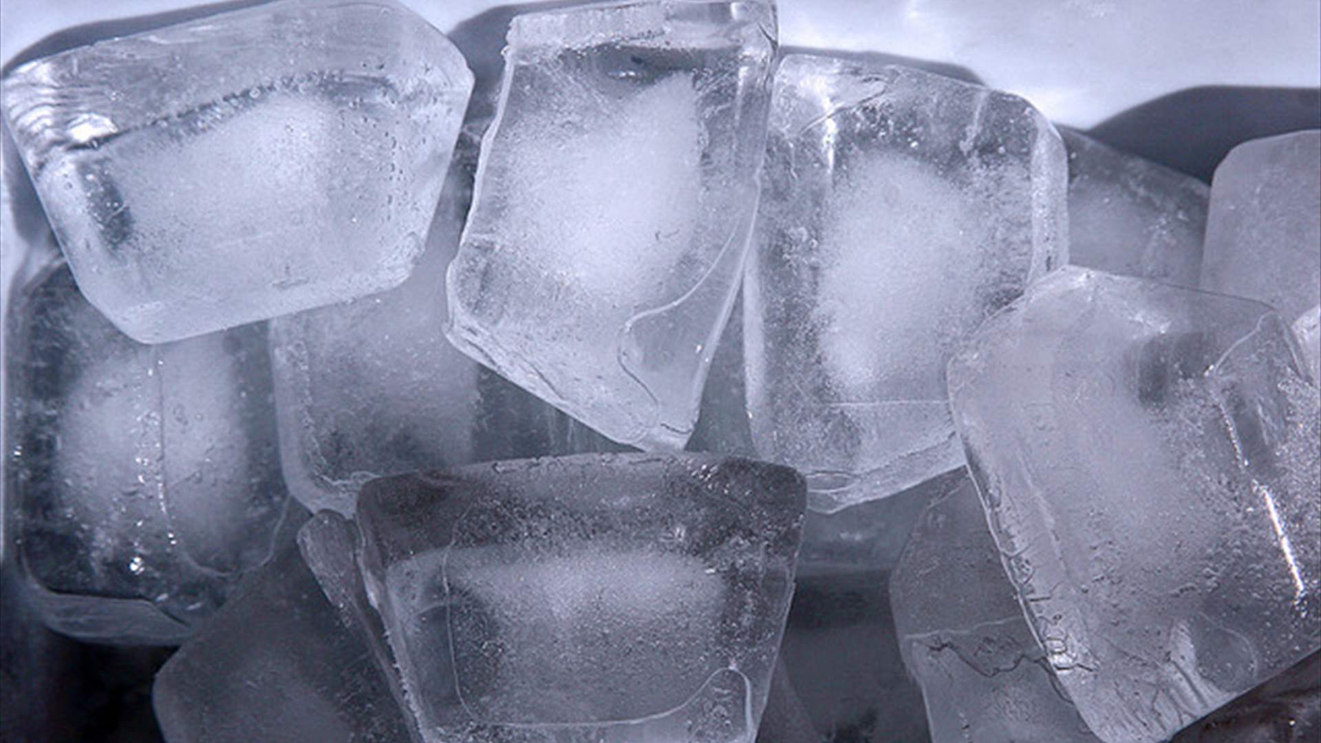 Кусочки льда песня. Кубики льда. Кусочки льда. Лед. Ледяной кубик.