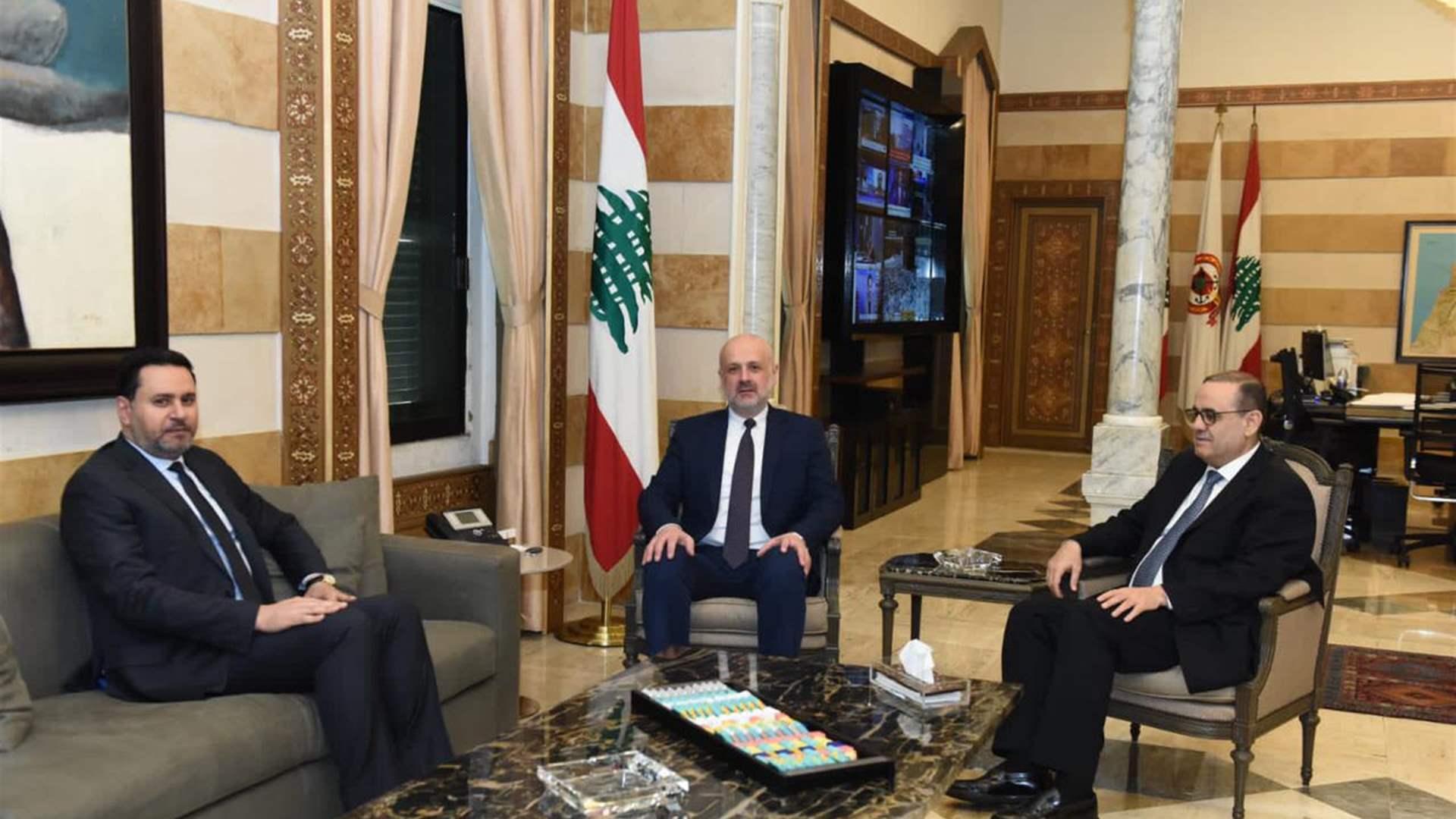 مولوي يلتقي القائم بأعمال سفارة دولة الكويت وعرضٌ لتعزيز التنسيق الأمني بين البلدين