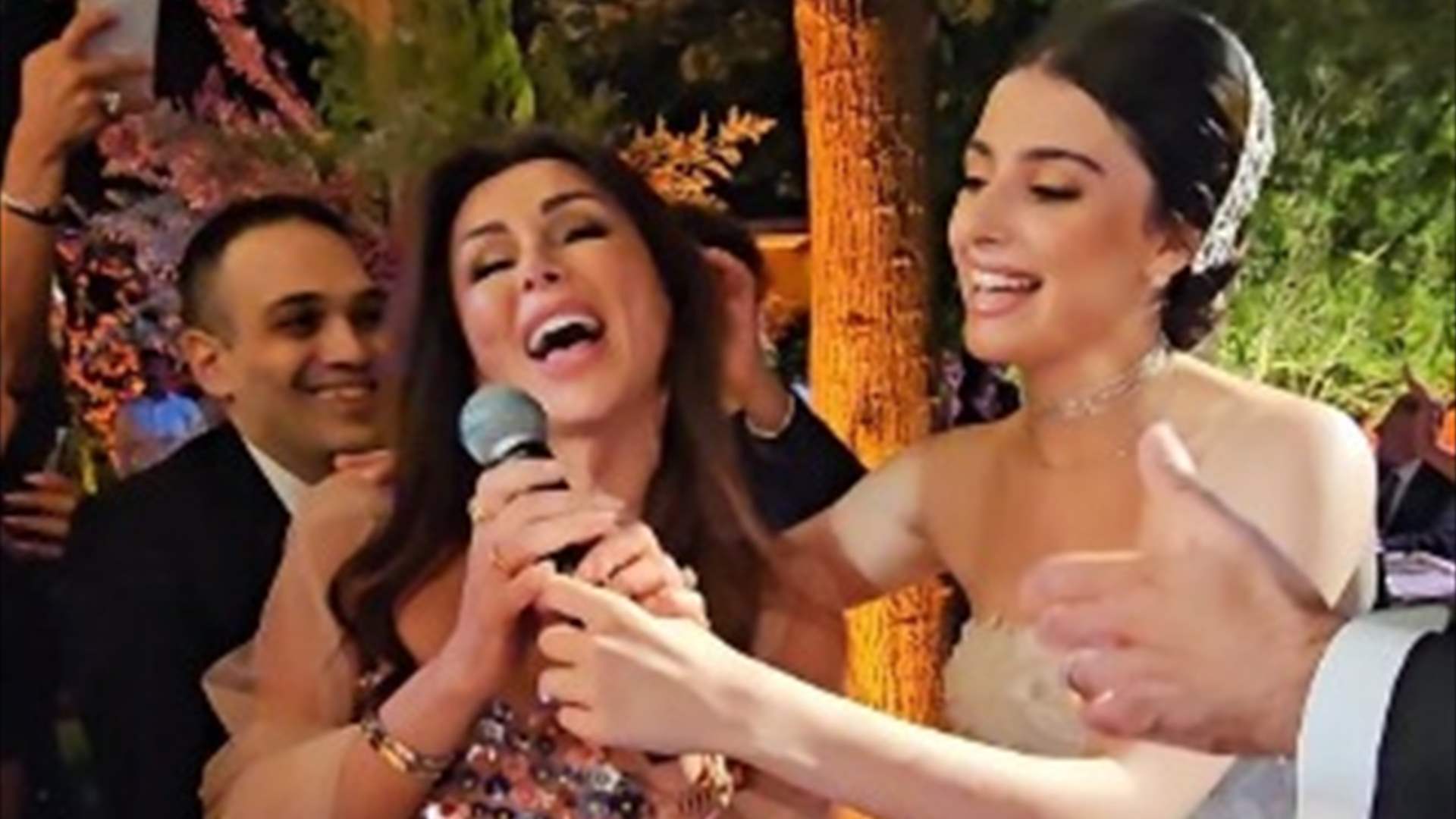 كوليت الحلاني تغنّي في زفاف ابنتها ماريتا... استمعوا الى صوتها للمرّة الأولى