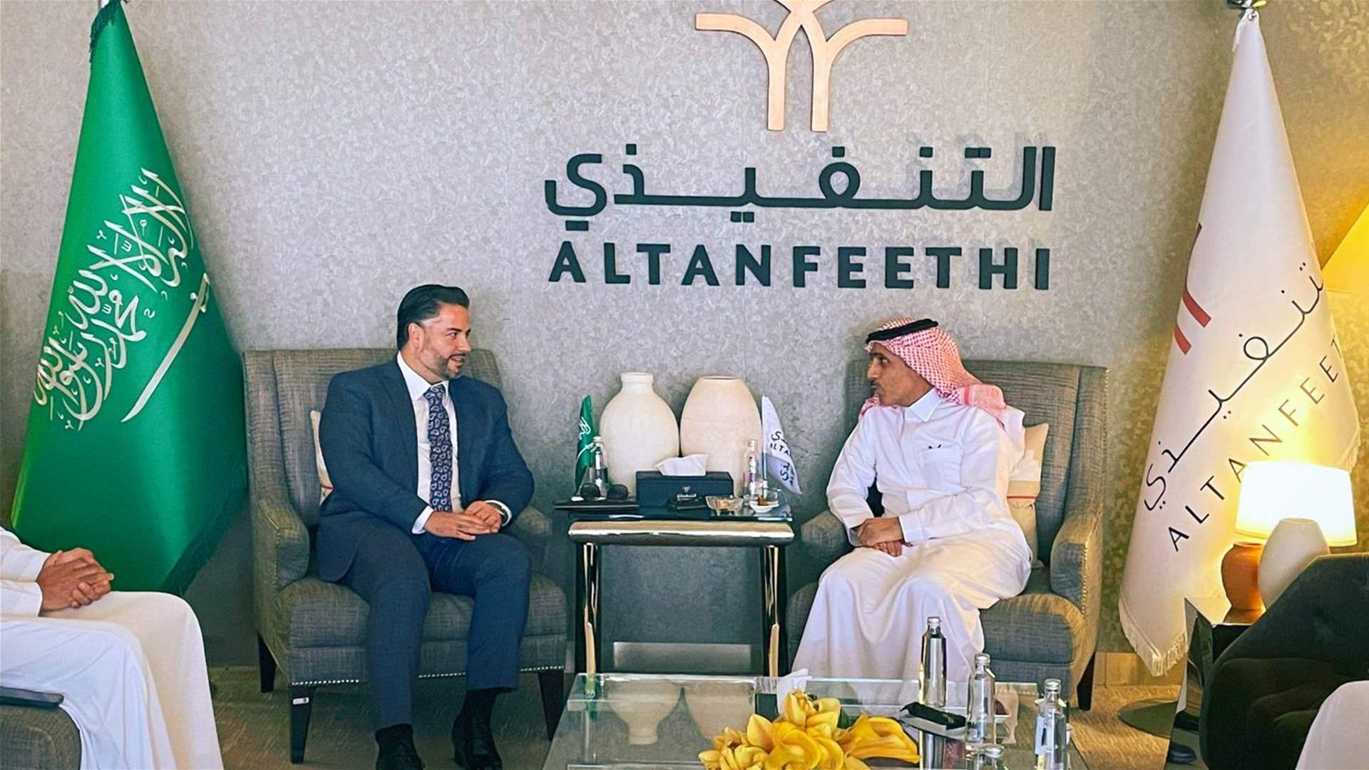 وكيل وزارة الإستثمار محمد بن أحمد آل حسنة يستقبل سلام في مطار الملك خالد في الرياض