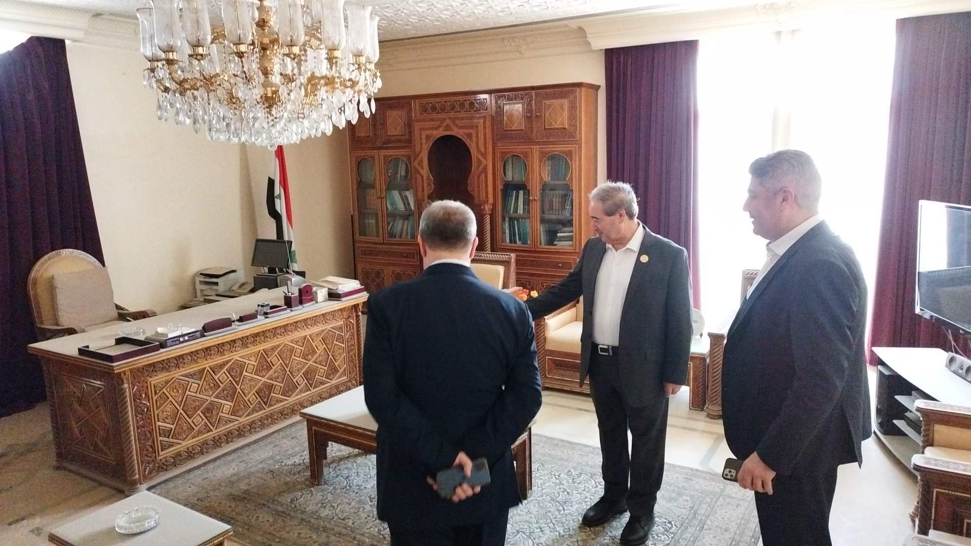 المقداد يطلع على جهوزية البناء والتحضيرات الجارية لإعادة إفتتاح السفارة السورية في الرياض