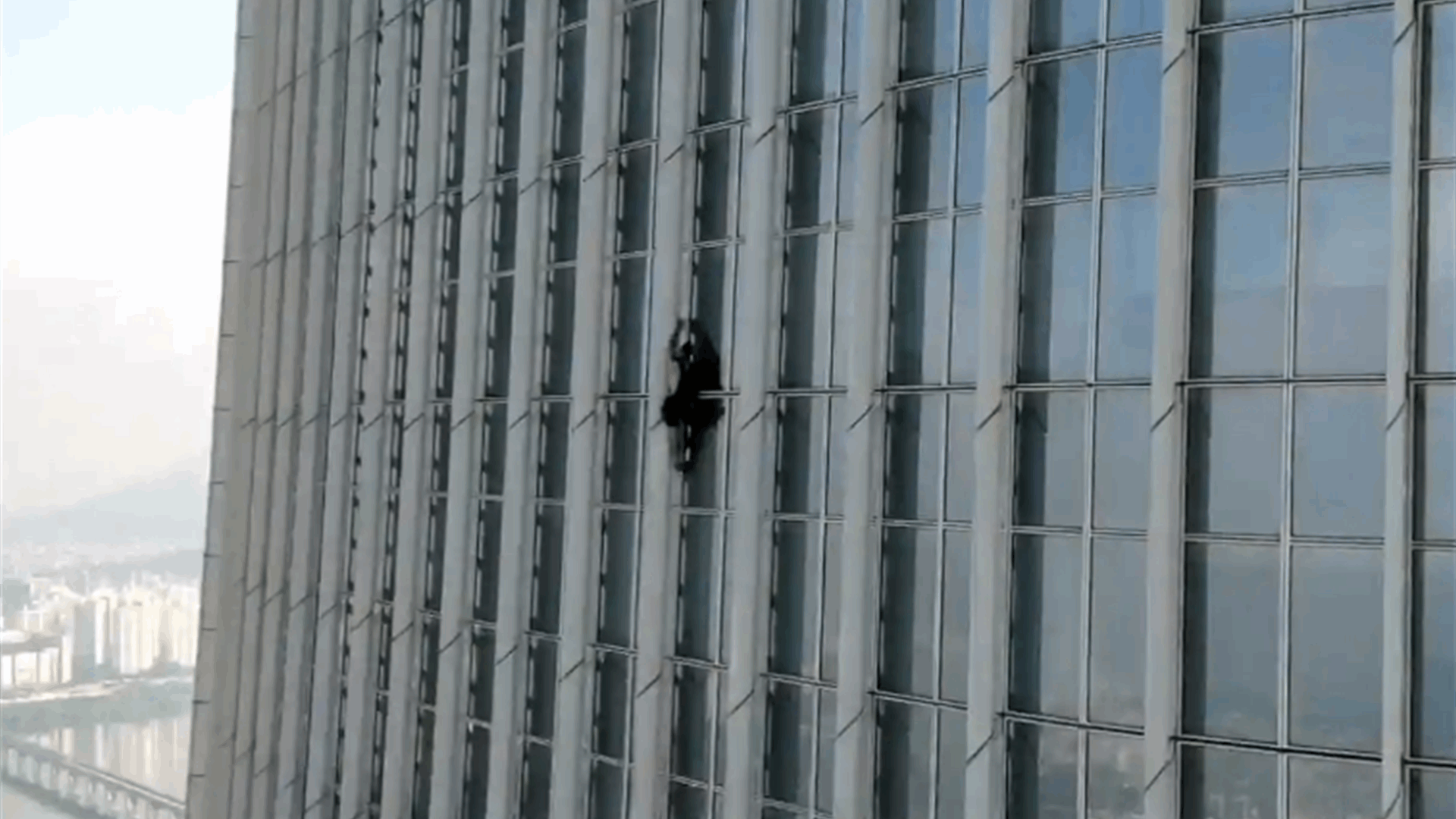British man arrested after climbing skyscraper in Seoul