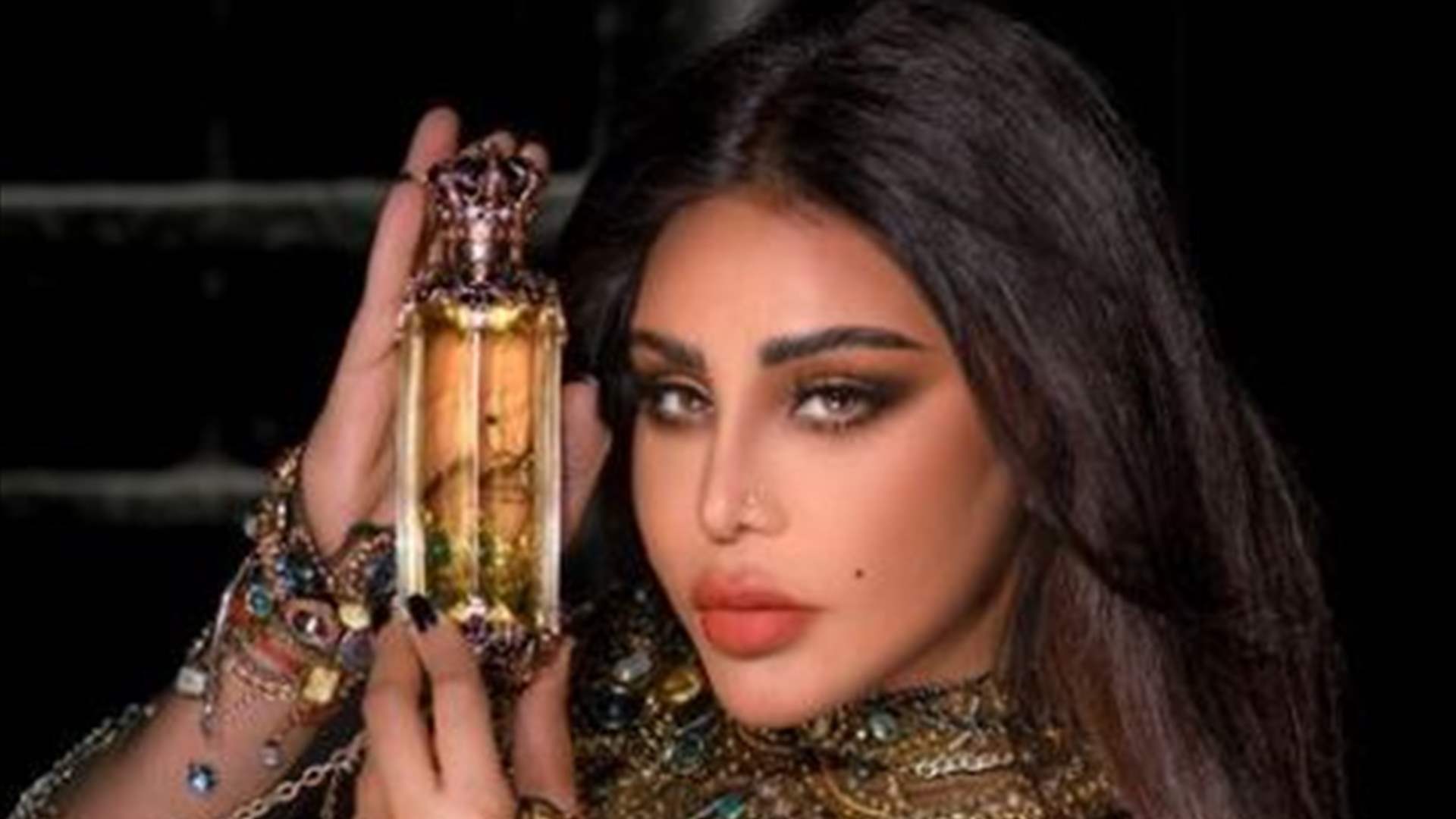أحلام الشامسي بعيون زرقاء وملامح أكثر شباباً... يصعب التعرّف اليها! (فيديو)