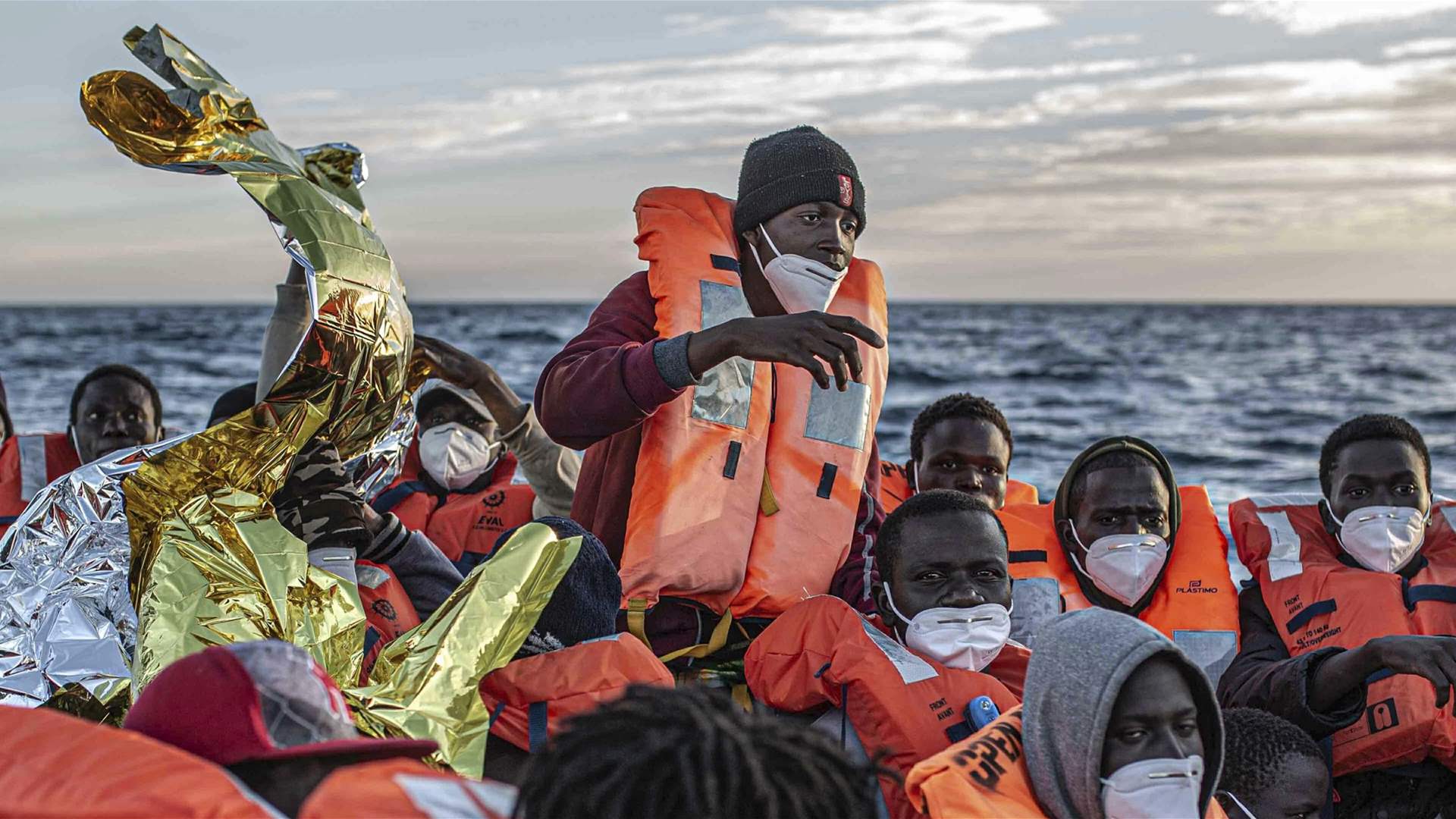 Seeking to dodge French police, migrants eye UK shores