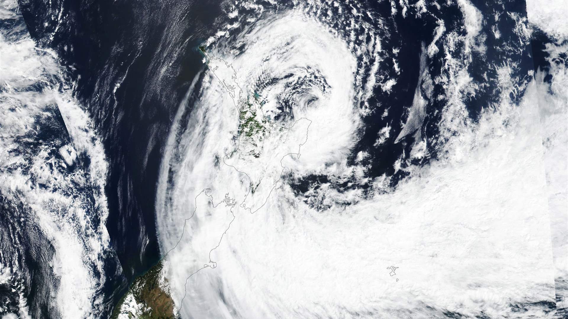 100,000 evacuated as cyclone threatens India and Pakistan