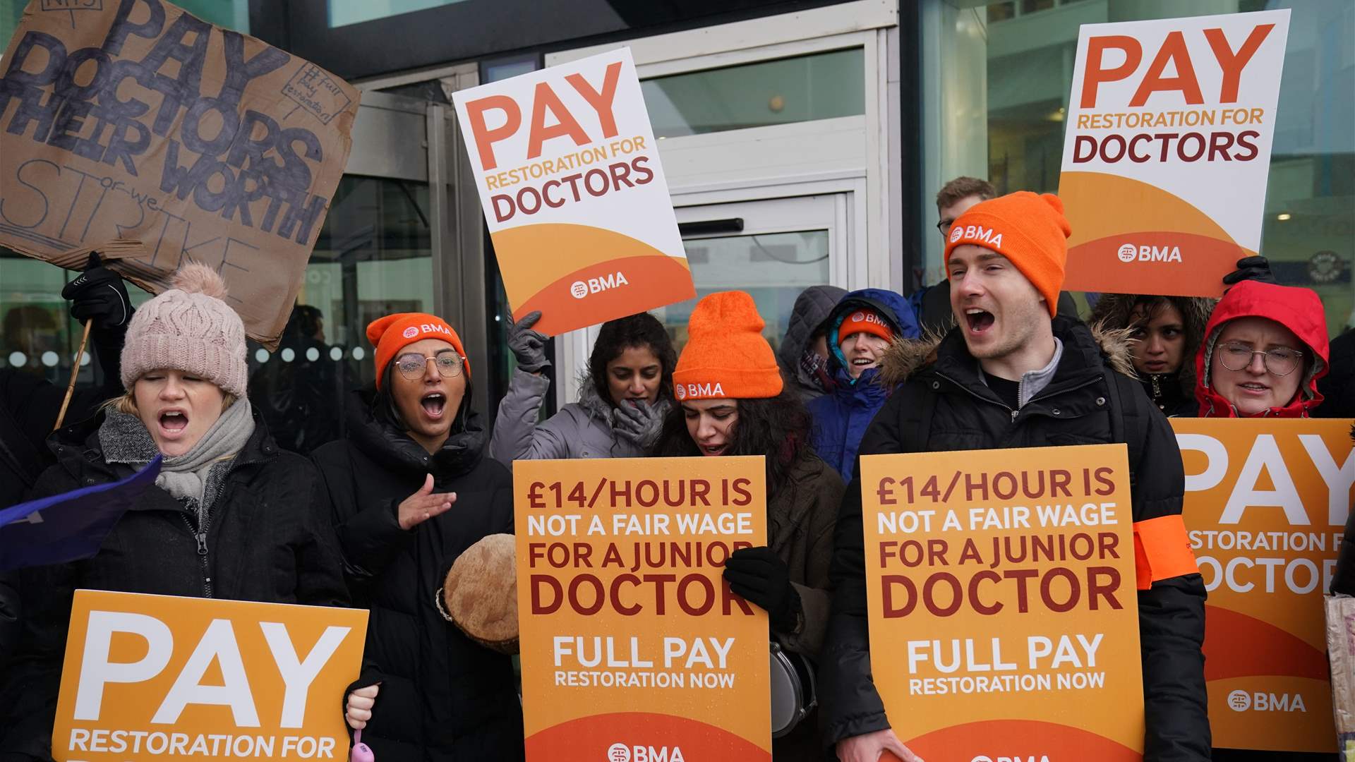 Hospital doctors in England stage 72-hour walkout