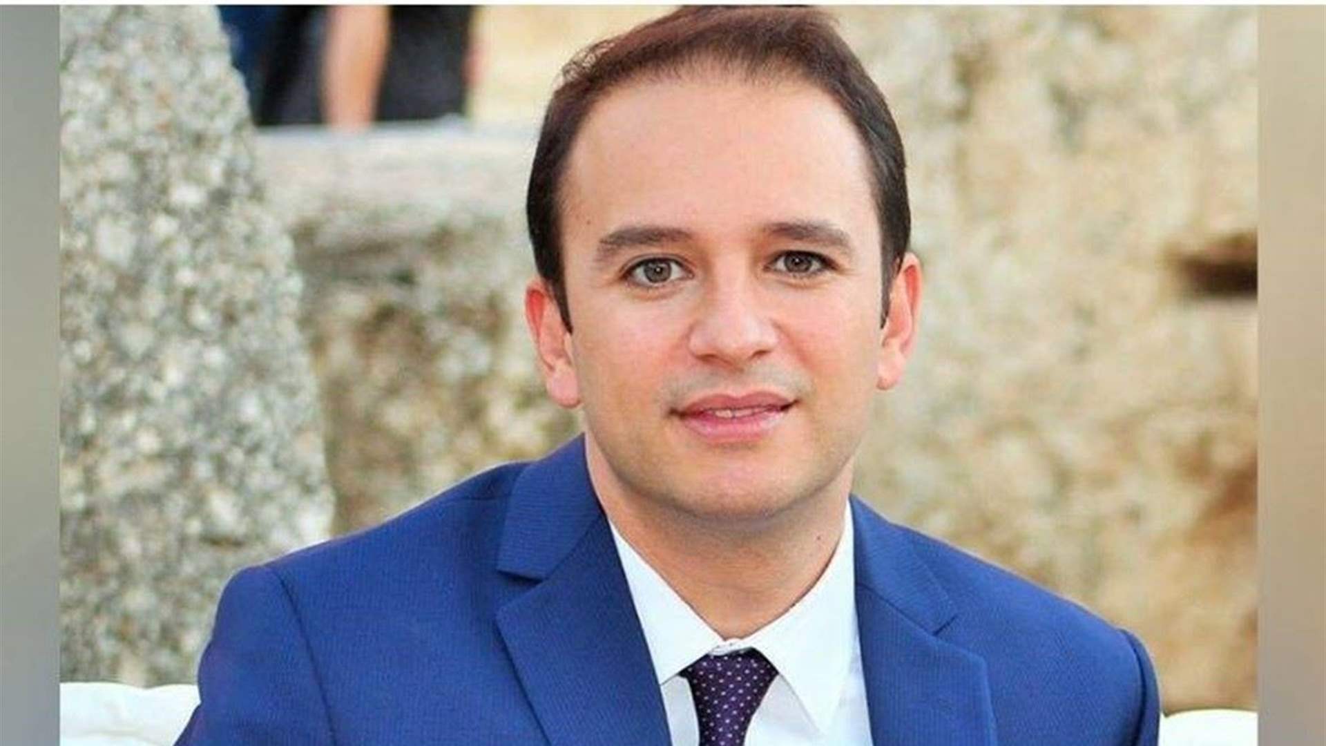 خضر: لإزالة اليافطات الإعلانية المزروعة وسط الطريق الدولية