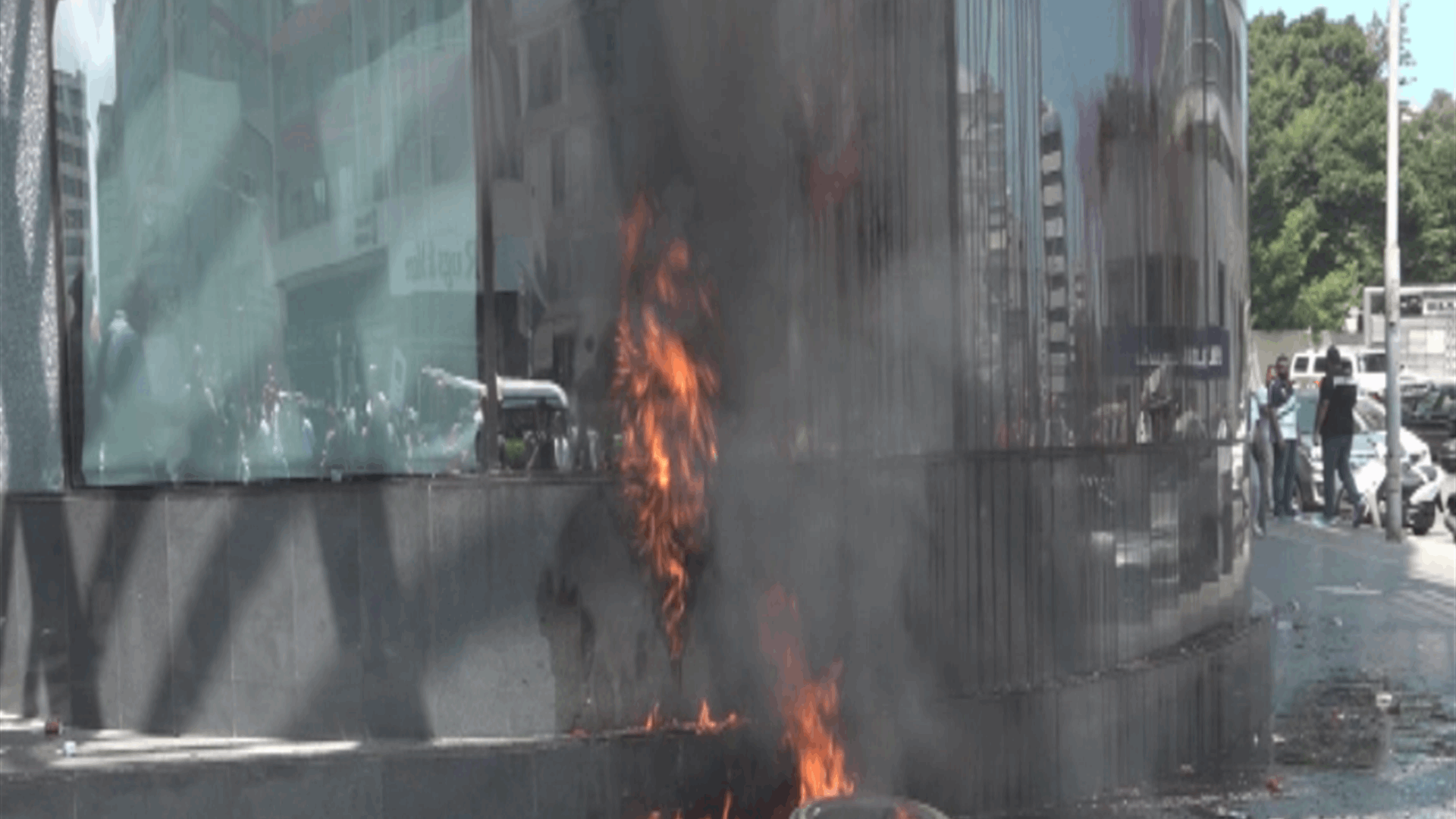 تحطيم واجهات زجاجية لبنوك في سن الفيل وإشعال إطارات 