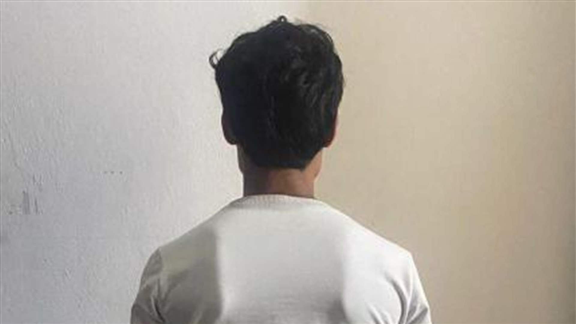 قام بتعذيب جروَيْ كلاب والإجهاز عليهما بهدف التسلية والتباهي فأوقفته شعبة المعلومات
