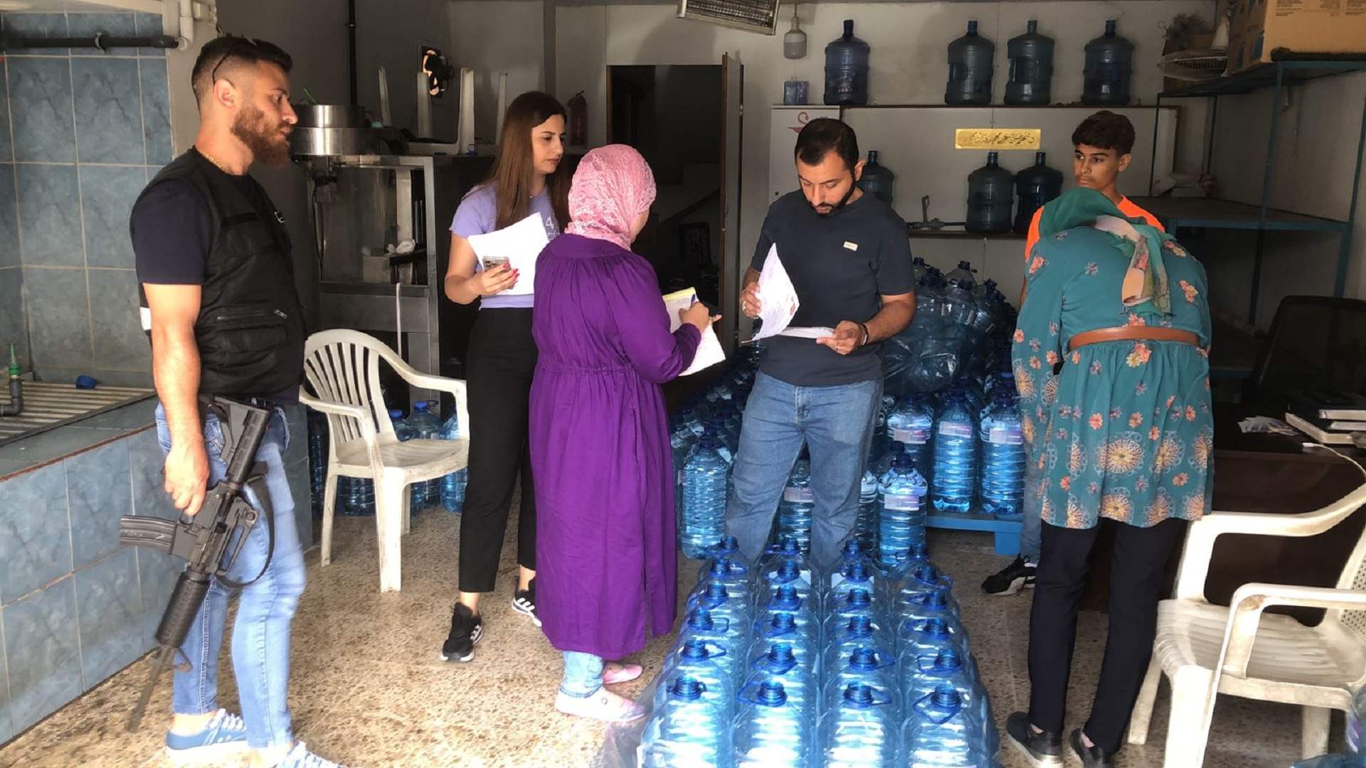 ختم خمسة معامل لتعبئة المياه في صور بالشمع الأحمر