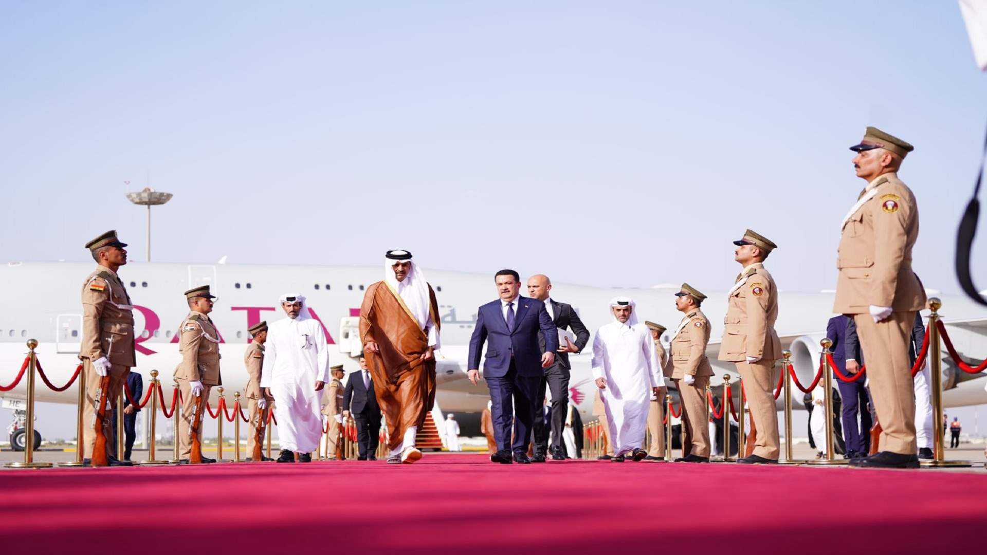 رئيس مجلس الوزراء محمد شياع السوداني يستقبل أمير دولة قطر الشيخ تميم بن حمد آل ثاني في صالة الشرف الكبرى بمطار بغداد الدولي 
