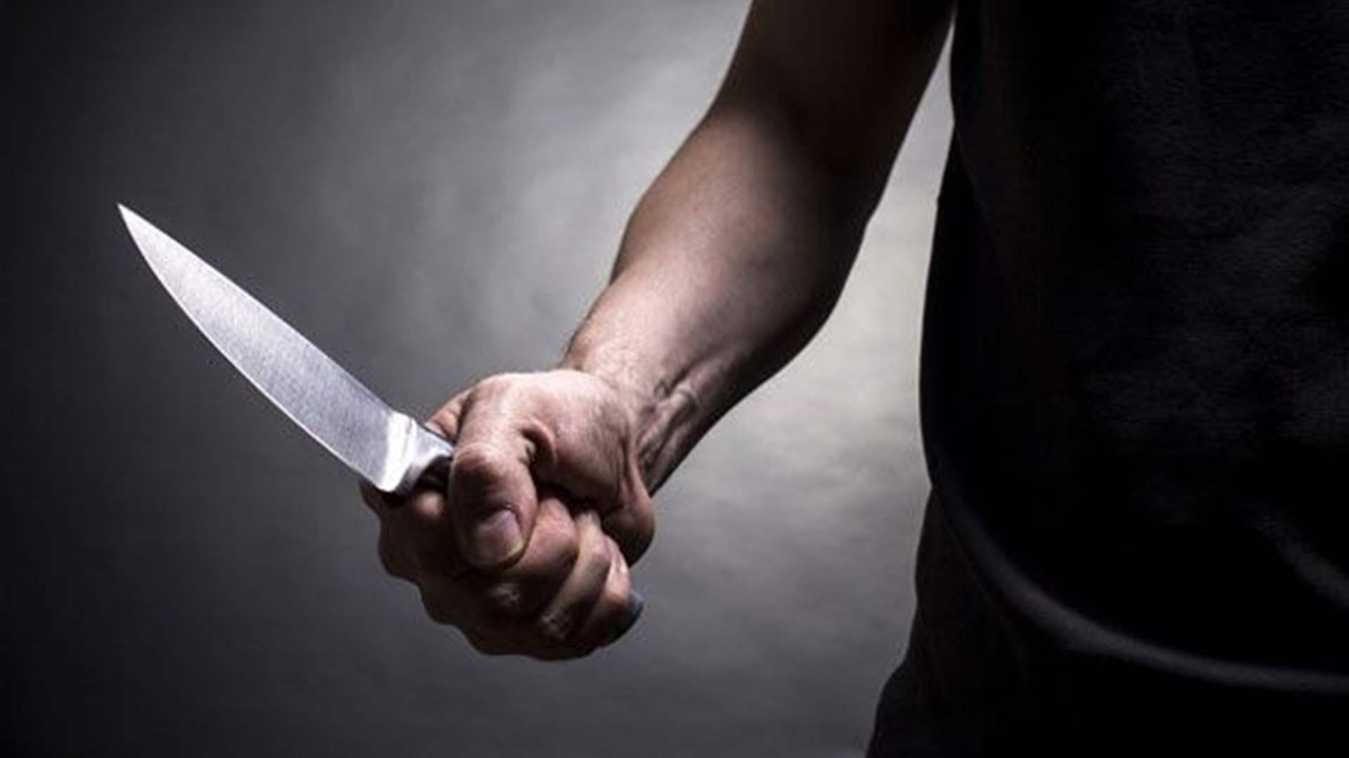طعناً حتى الموت... مراهق غيّور يقتل شقيقه أمام والدتهما
