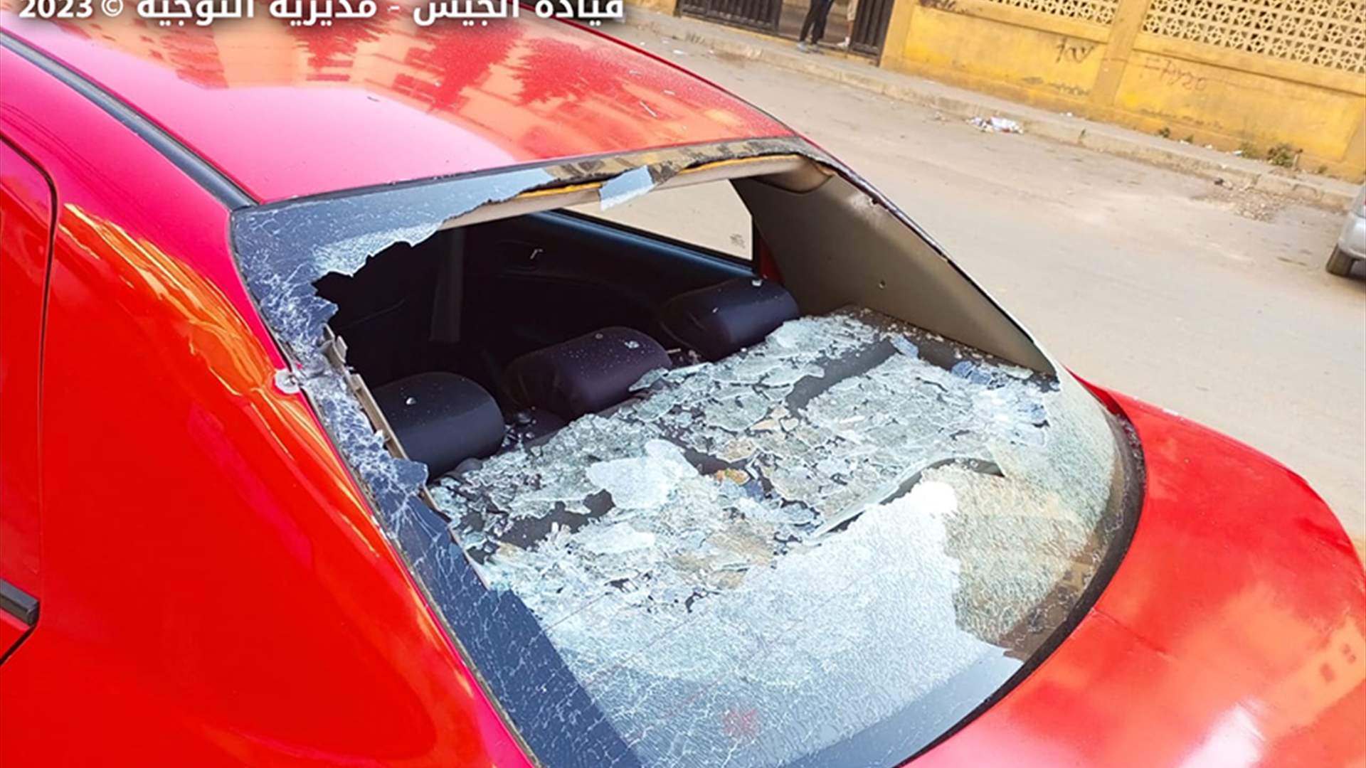 توقيف شخص لإطلاقه النار على سيارة أحد الصحافيين في طرابلس.. ودهم منزل مطلوب في الرميلة - الشوف (صور)