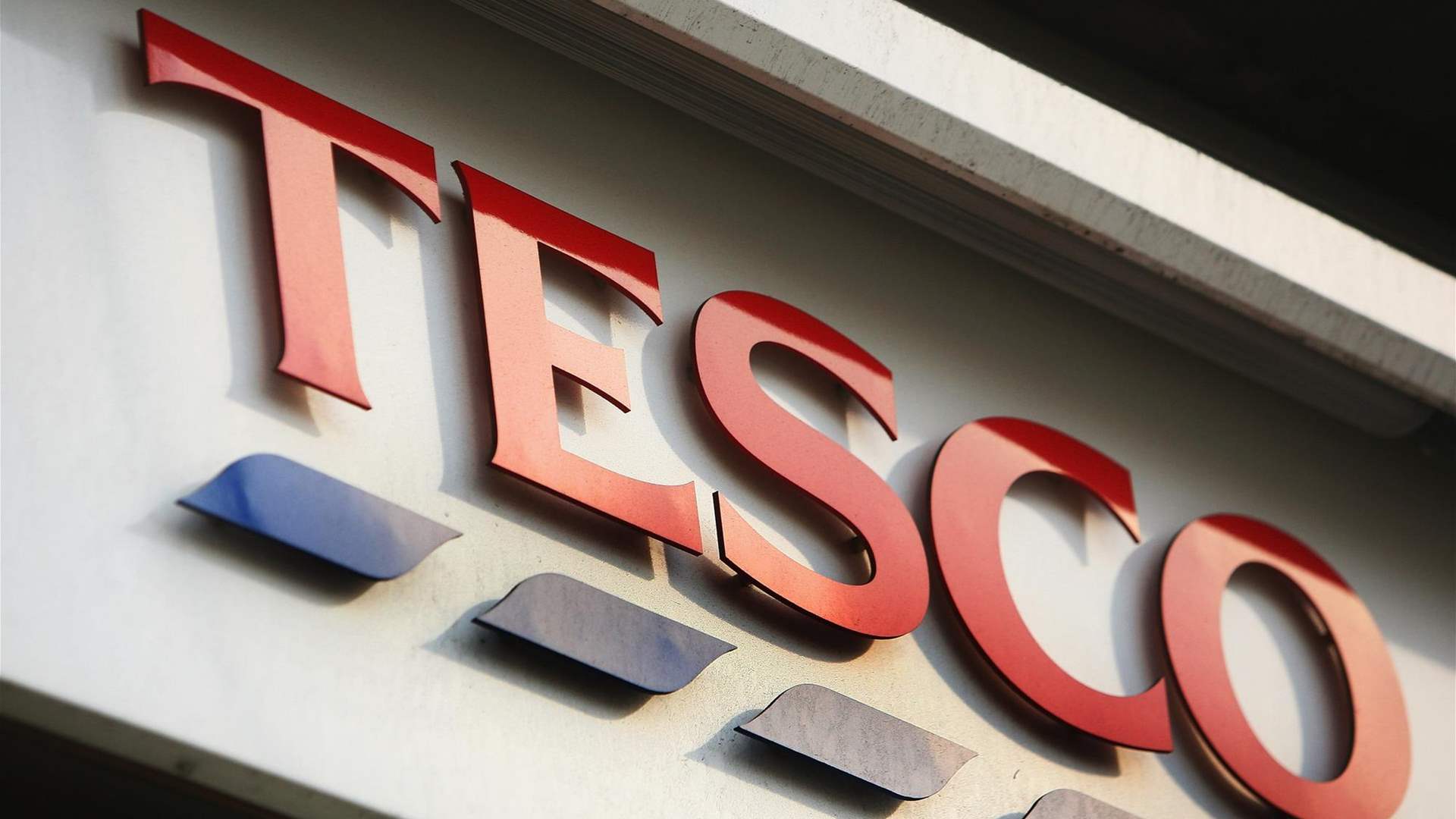 UK retailer Tesco sees early signs of easing inflation