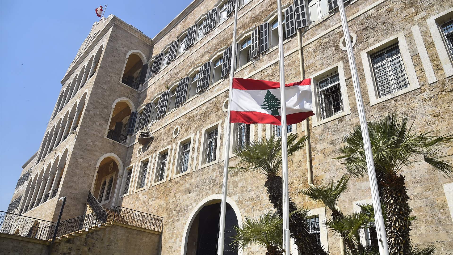 Opposition MPs challenge government and Central Bank decisions on withdrawals and electronic transfers