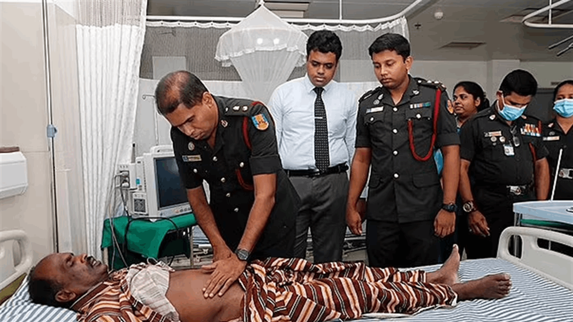 بِحَصاة في الكلية تزن أكثر من 800 غرام... رجل سريلانكي يدخل موسوعة غينيس! (صورة)