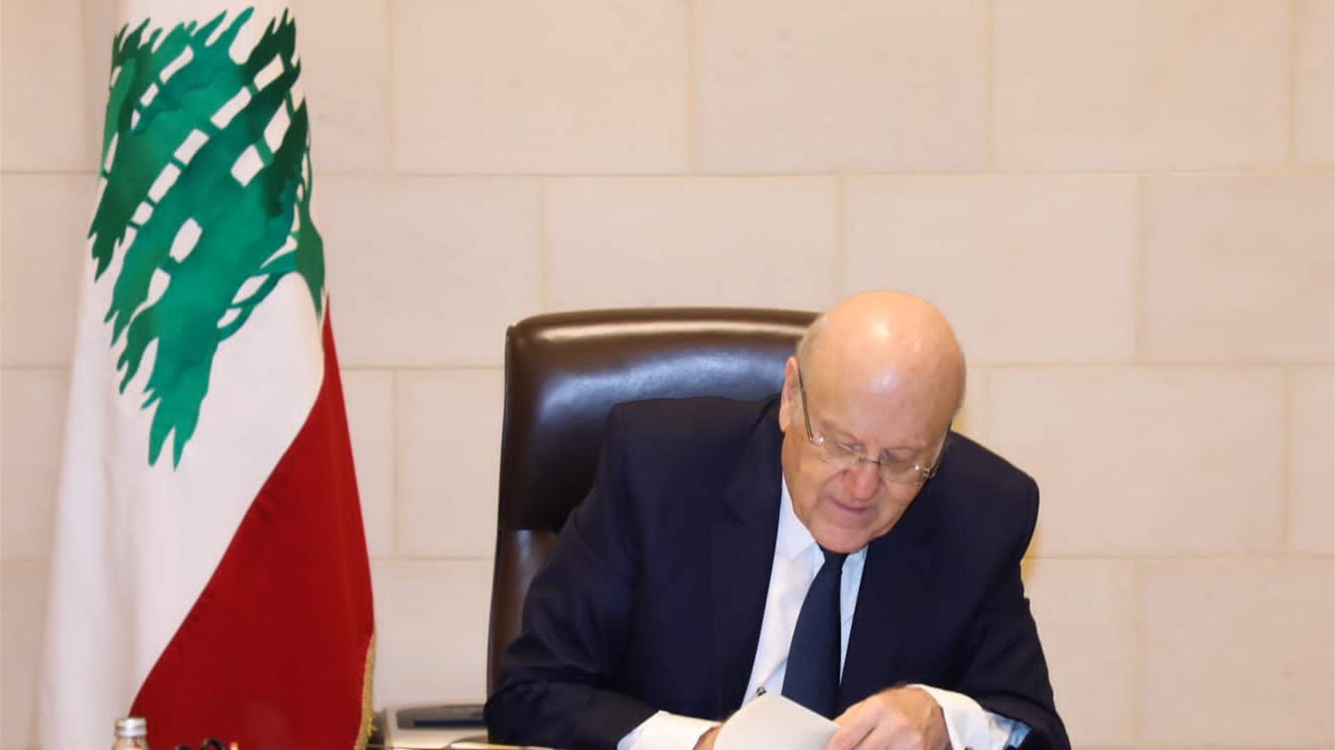 توقيع مراسيم ترقيات الأجهزة الأمنية والعسكرية