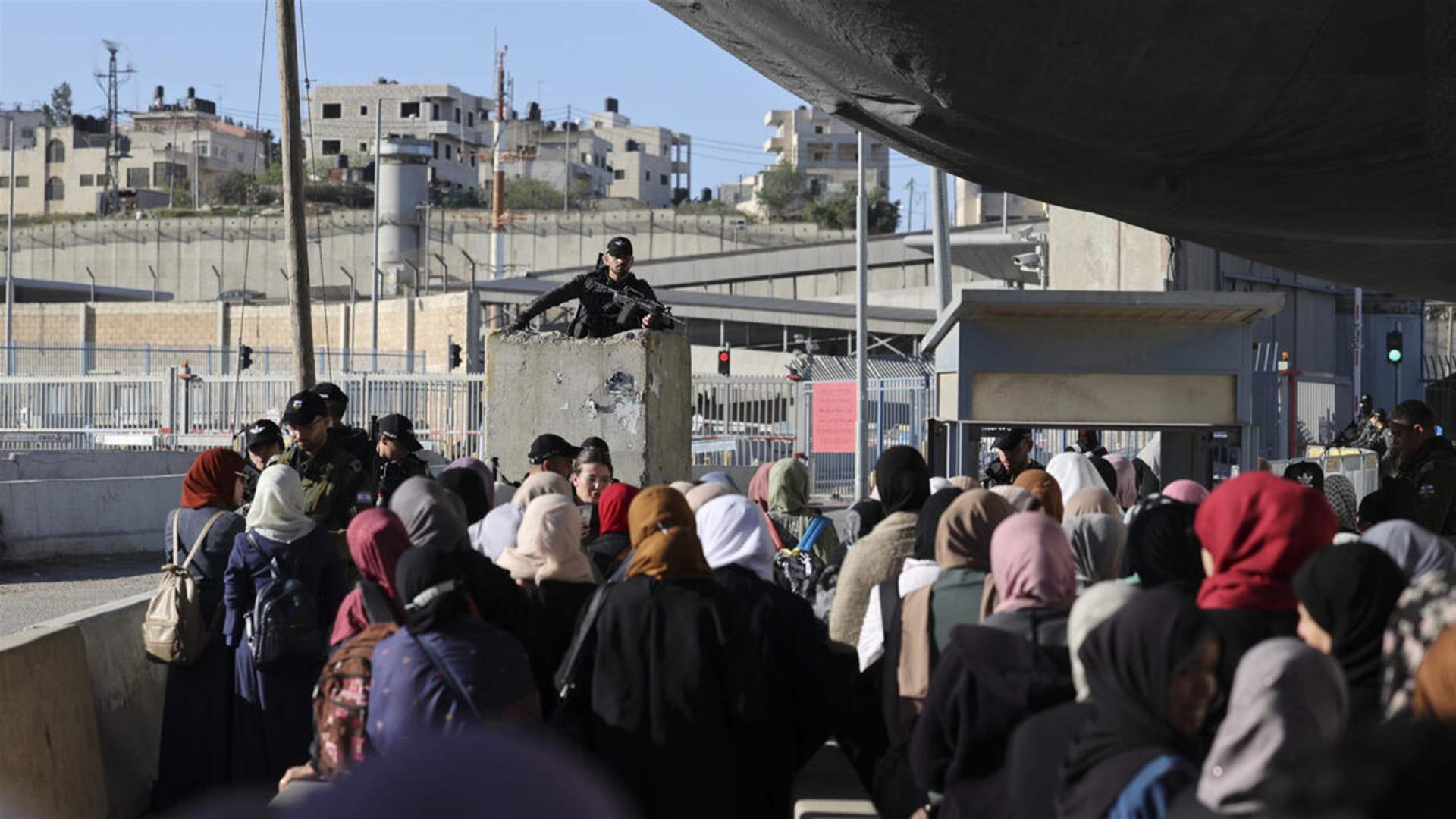 القوات الإسرائيلية تقتل فلسطينيًا فتح النار على معبر قلنديا