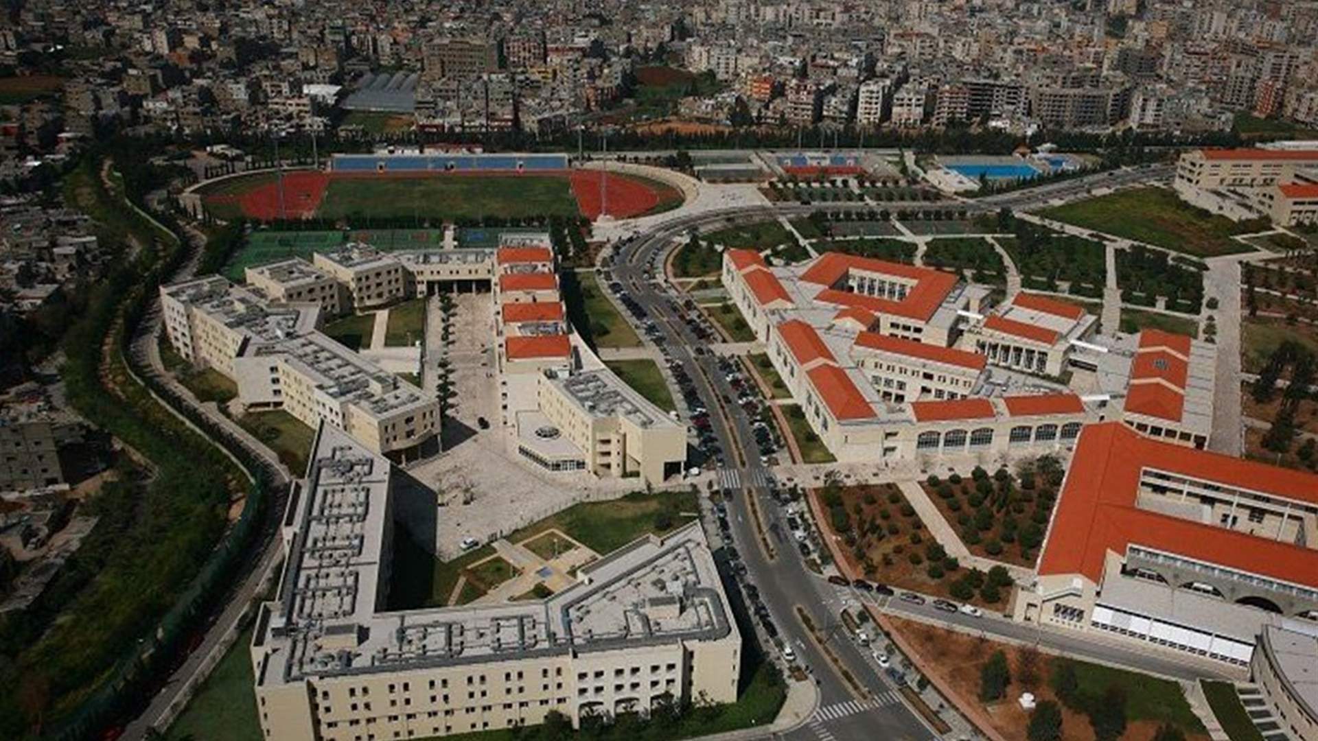 تعرض كلية الفنون في الجامعة اللبنانية لرصاص طائش.. واصابة شخص (صورة)