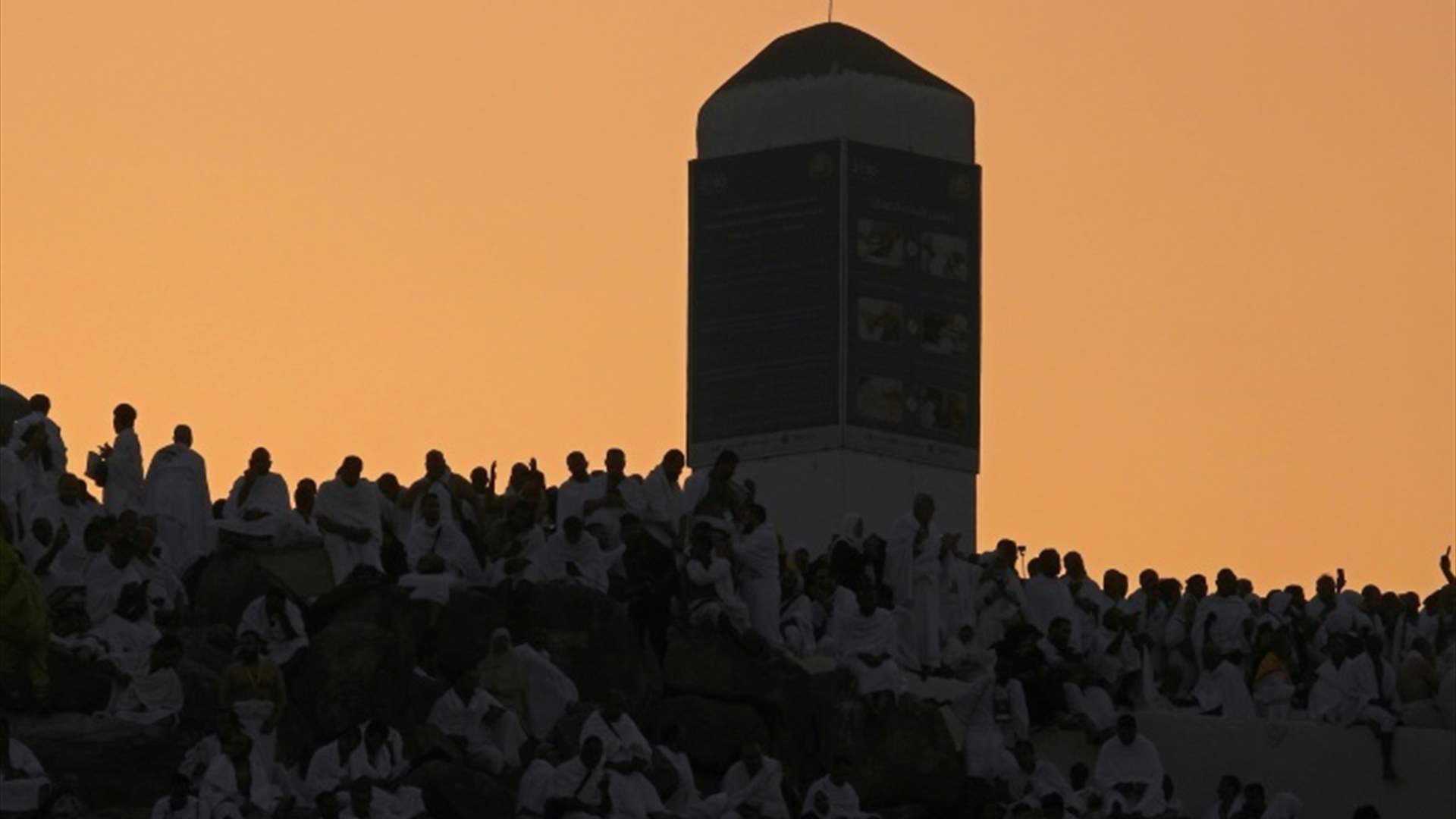Huge crowds &#39;stone the devil&#39; as fiercely hot hajj winds down