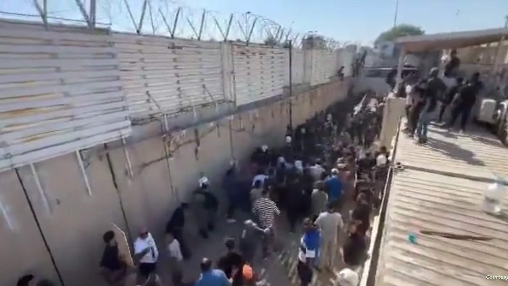 متظاهرون يقتحمون السفارة السويدية في بغداد احتجاجًا على إحراق نسخة من المصحف