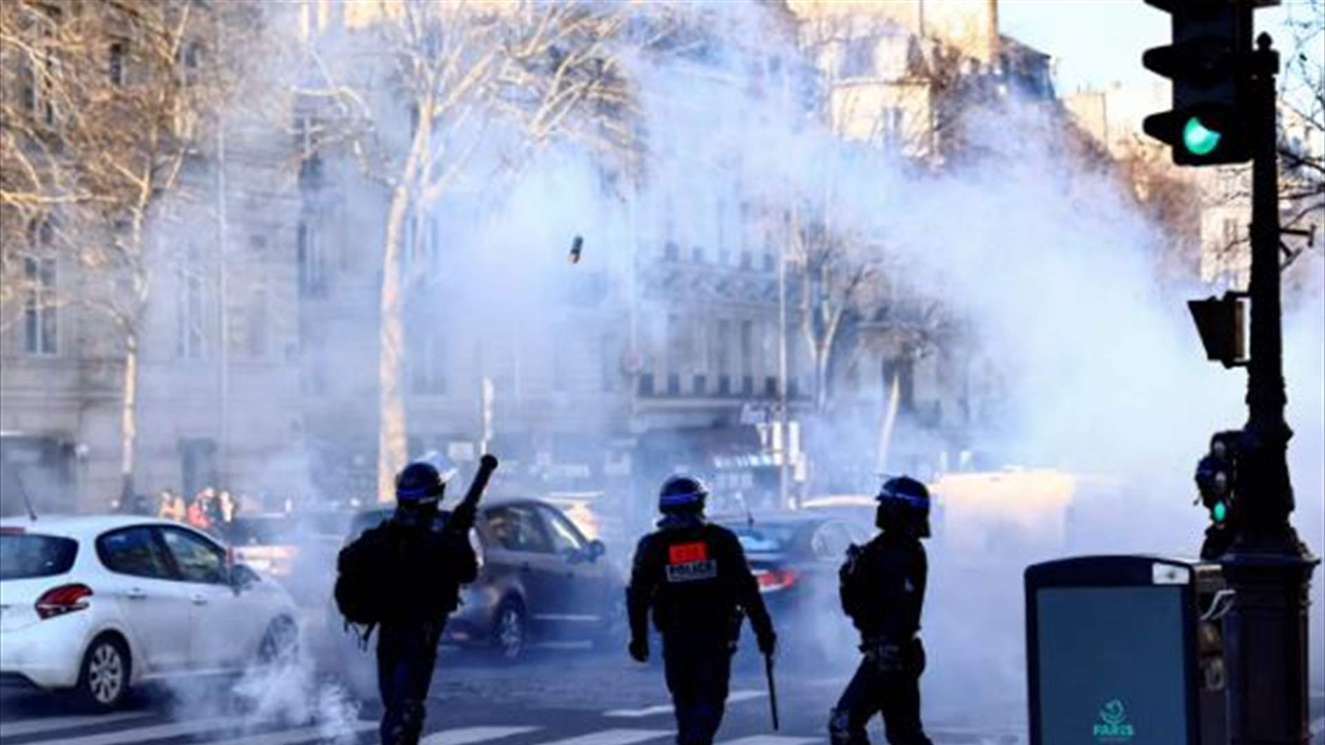 الشرطة الفرنسية تطلق الغاز المسيل للدموع على مشاركين في مسيرة تكريم لفتى أردته الشرطة