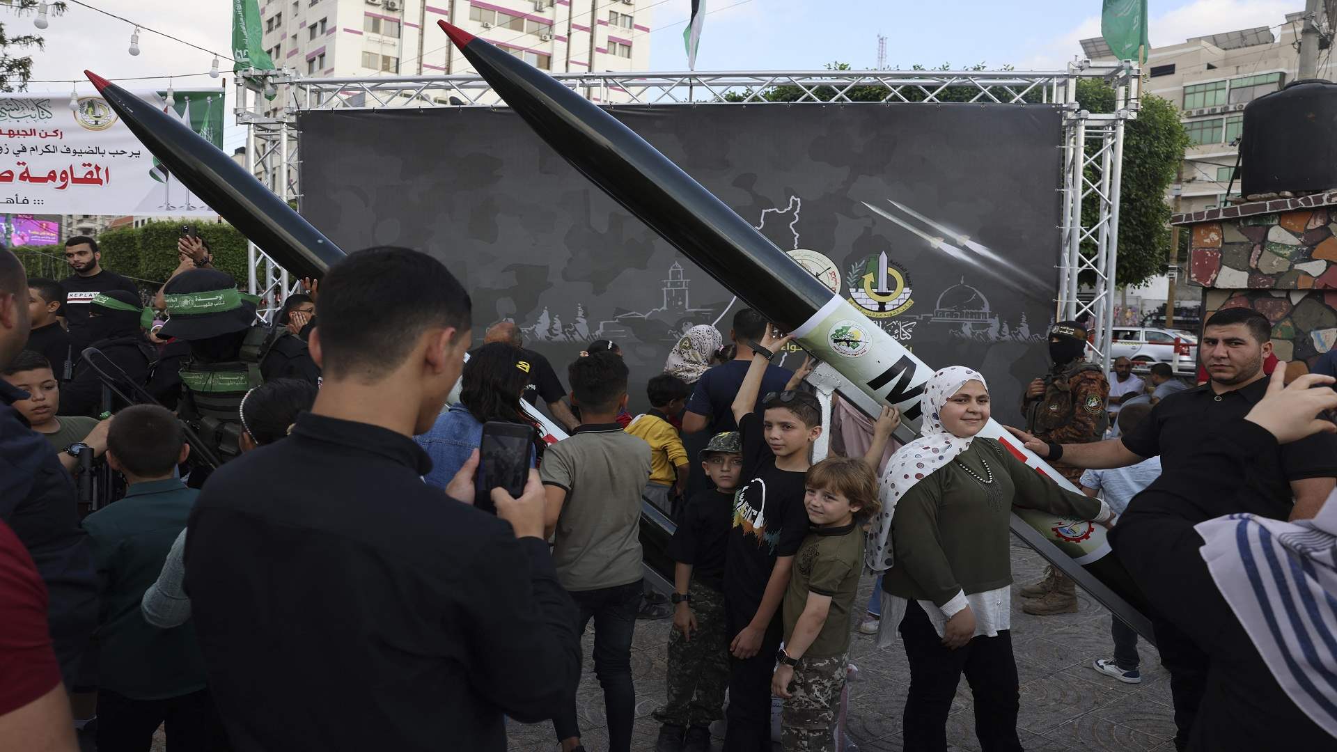 حماس تنظم أول معرض للأسلحة والصواريخ بغزة وتسمح بالتقاط الصور