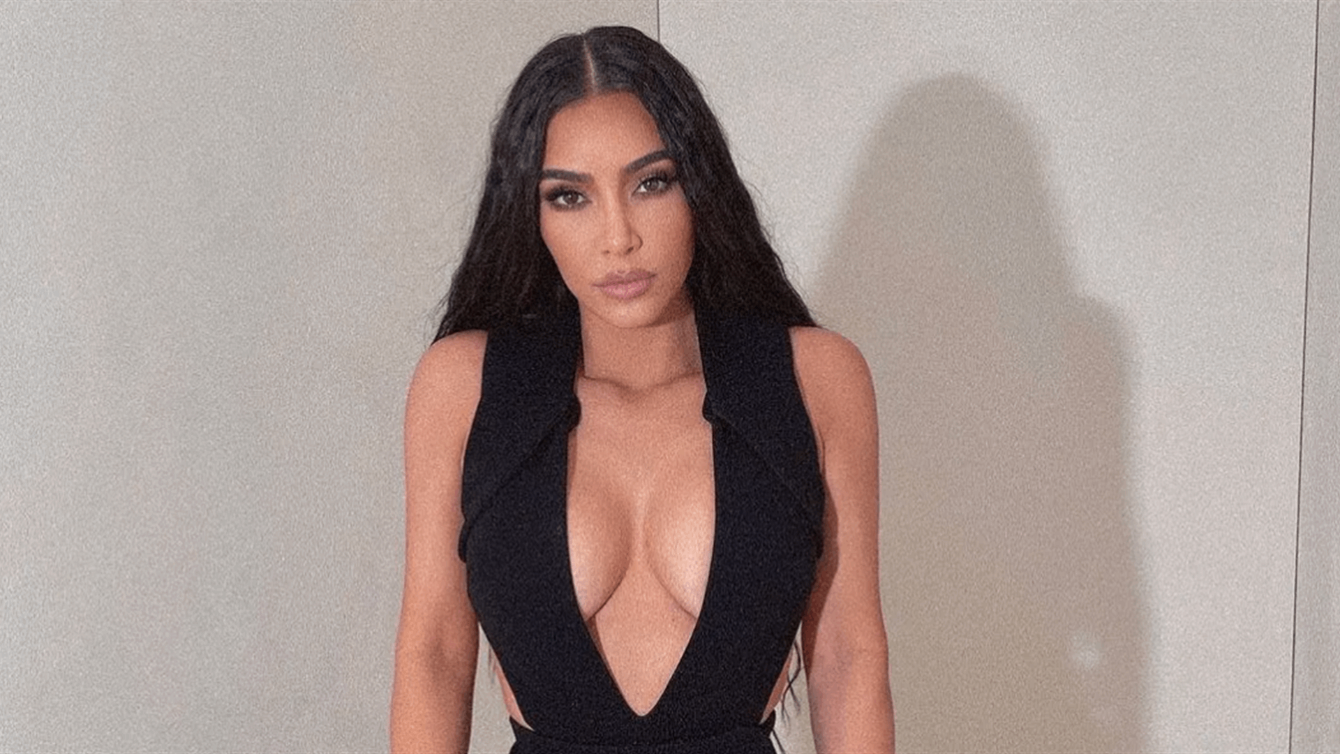 "مجرد تذكير"... كيم كارداشيان تنشر صوراً عفوية "بالبيكيني الأزرق" على الشاطئ (صور)