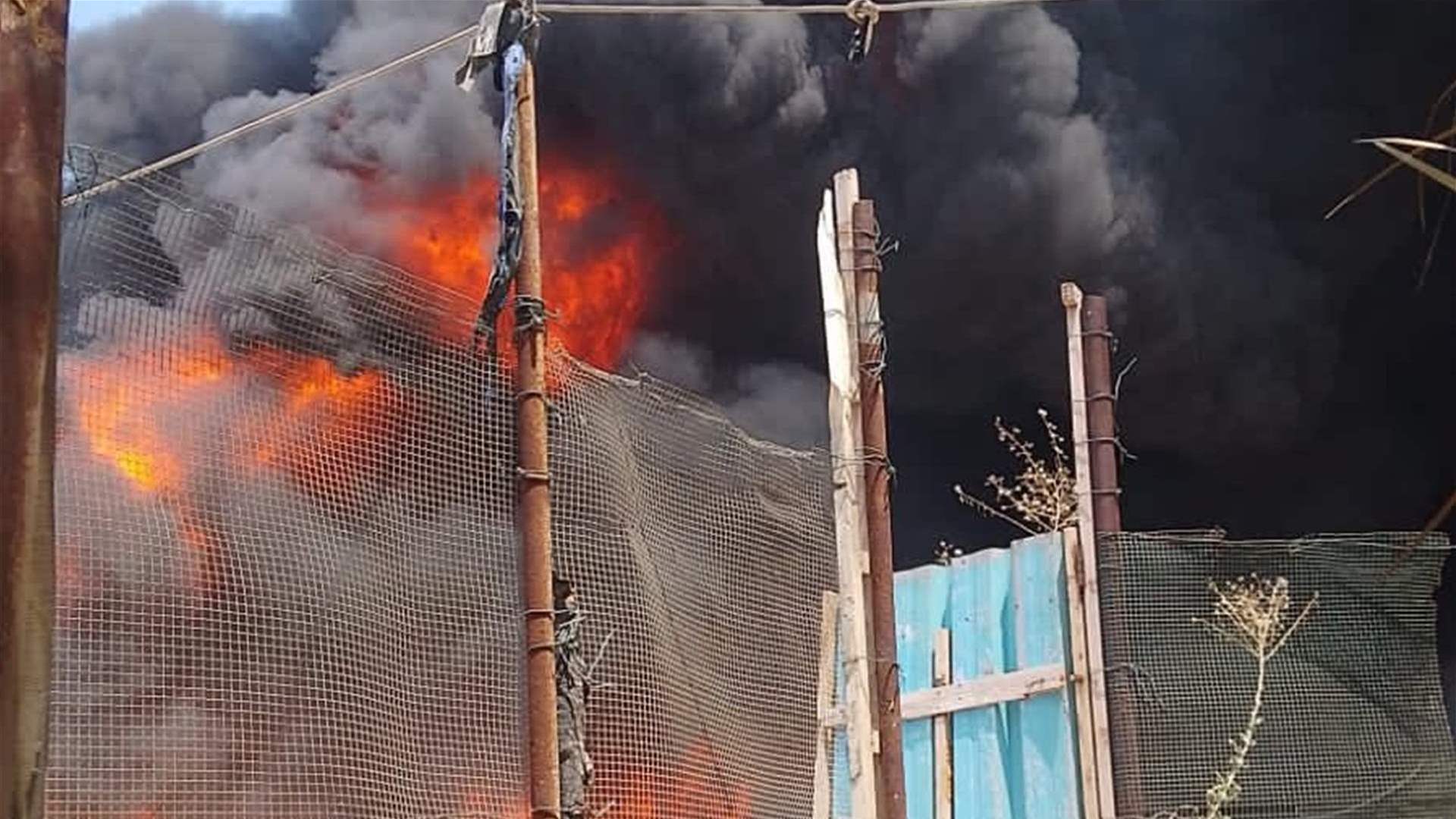 إخماد حريق في محيط المطار