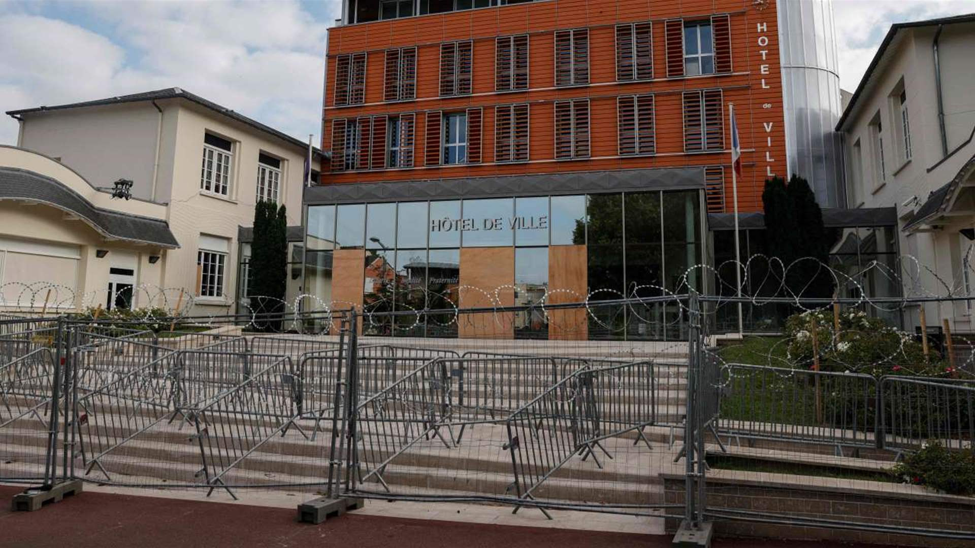 France's mayors call on public to gather in anti-riot display
