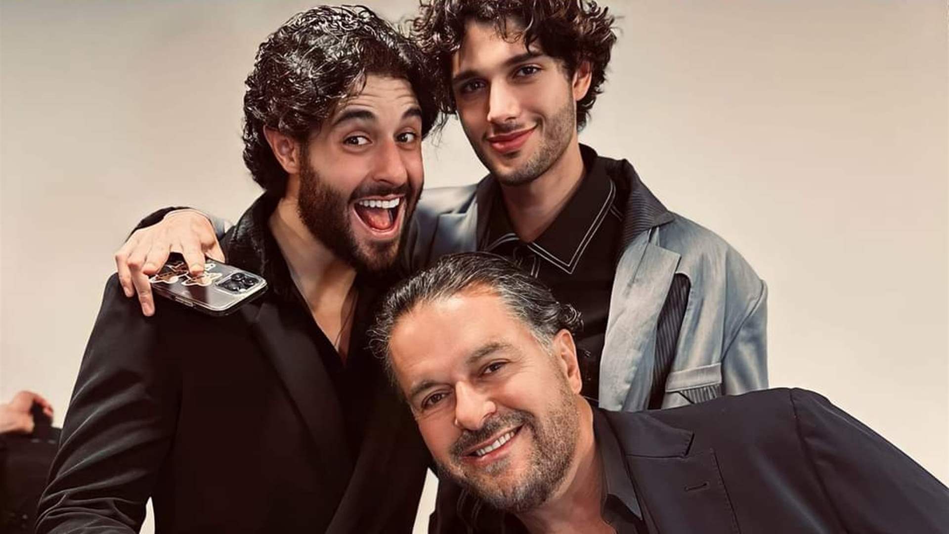 إبنا راغب علامة يفاجئان والدهما على المسرح.. والأخير: &quot;هالصبي تعرّض لحملة عشوائية&quot; (فيديو)