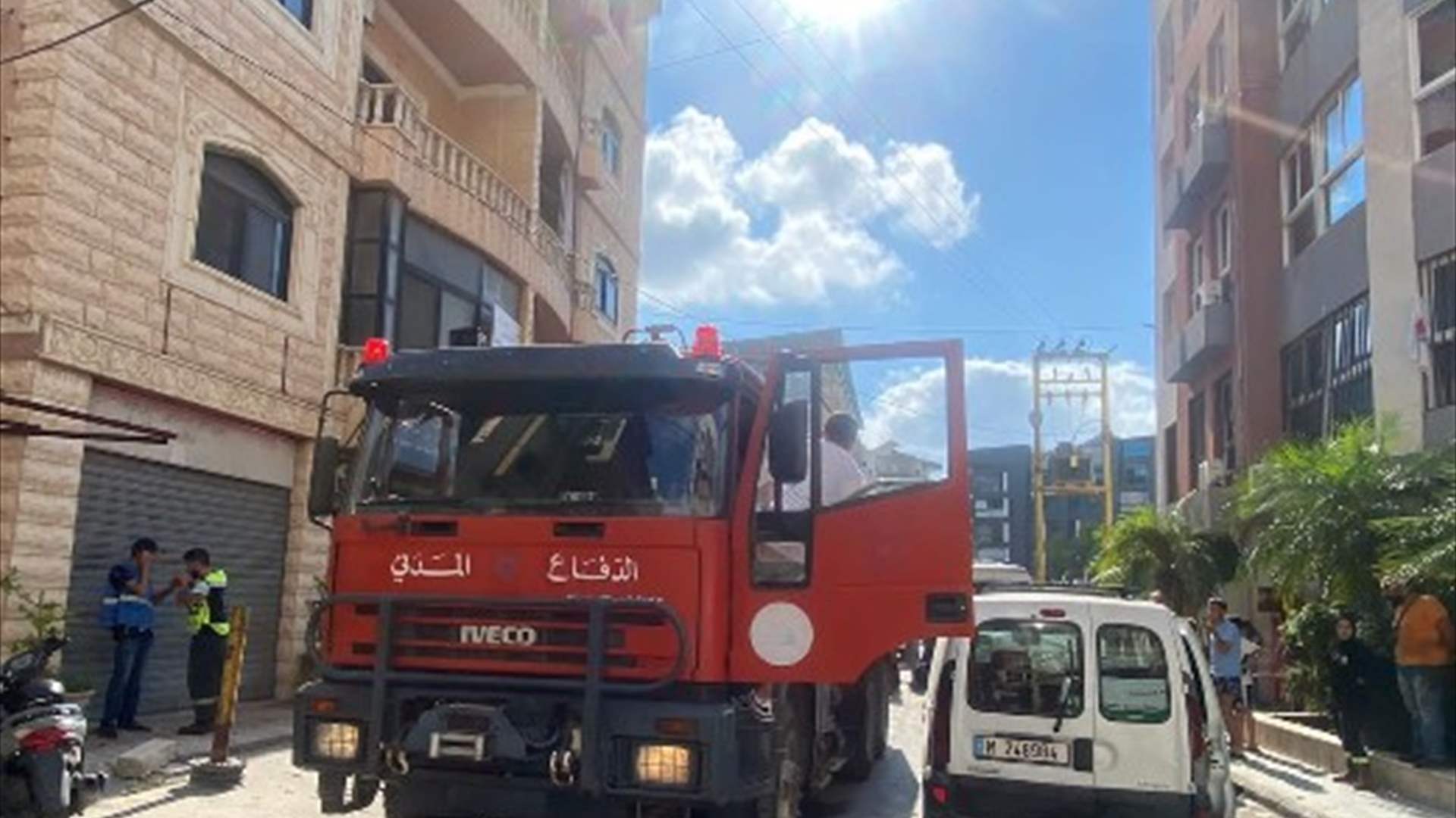 إخماد حريق في مبنى سكني في صور