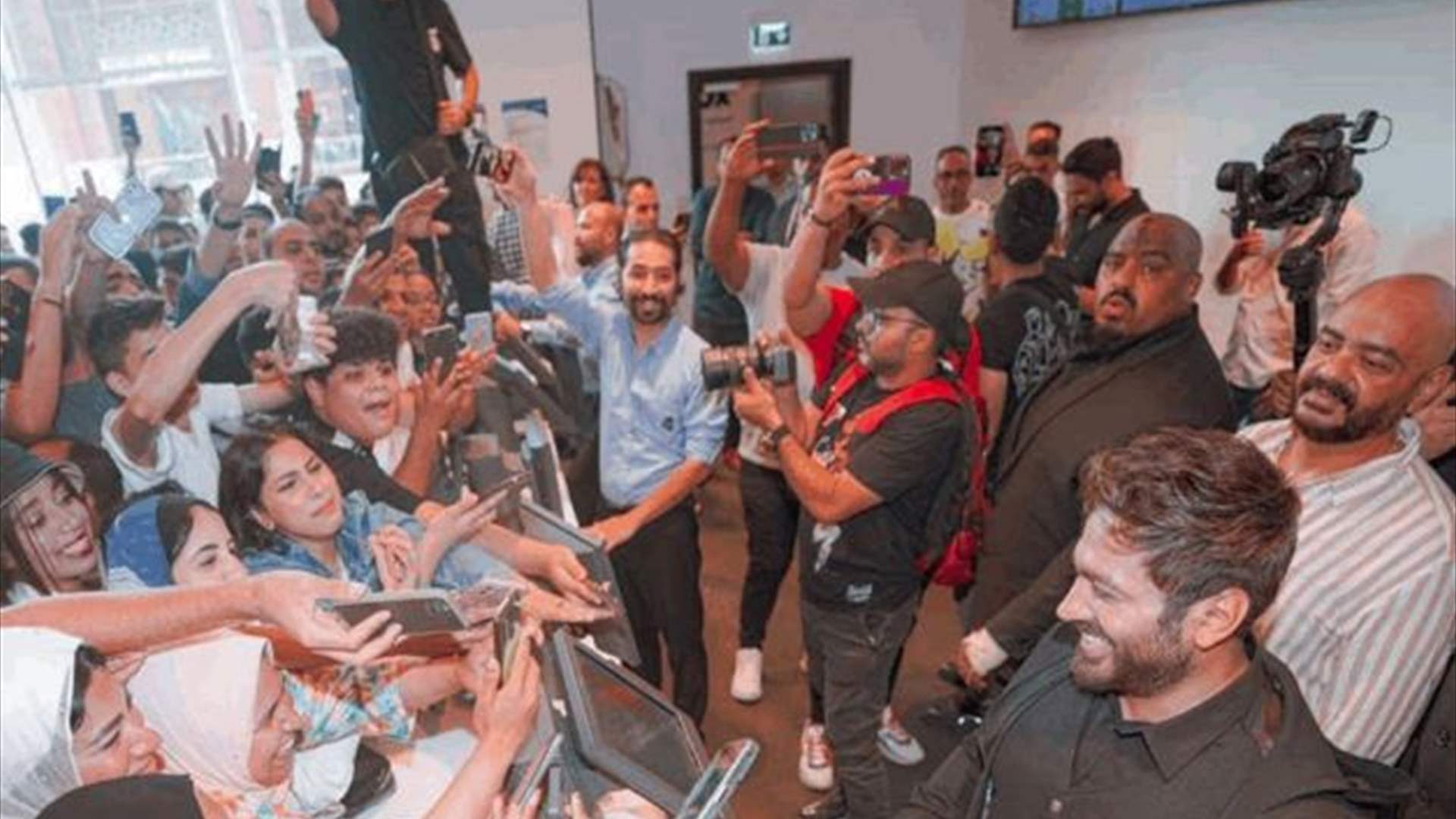إغماءات وتدافع لحظة وصول تامر حسني إلى السينما!
