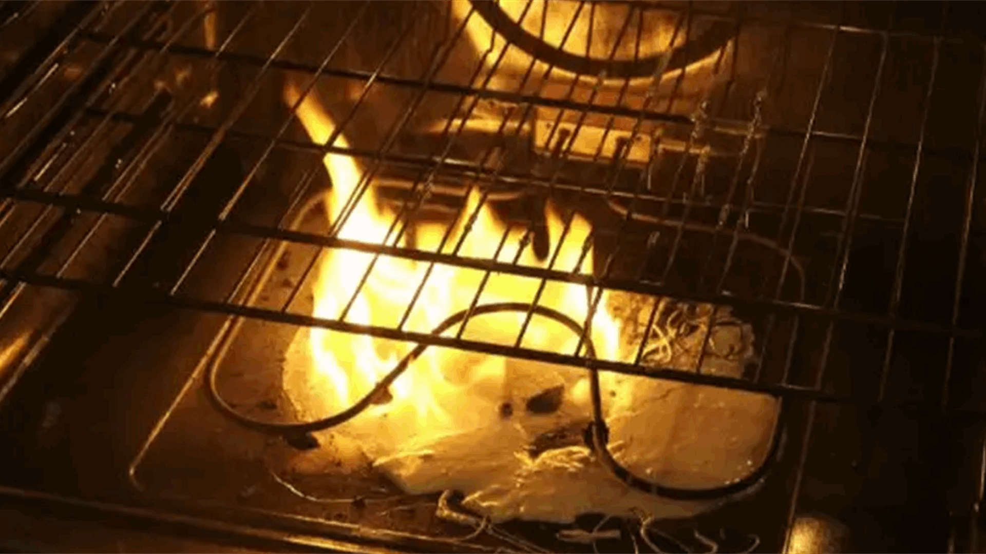 جريمة مروعة في دولة عربية... إستدرجت طفلة إلى منزلها وقتلتها ثم أحرقت جثتها في الفرن بمساعدة ابنتها!  