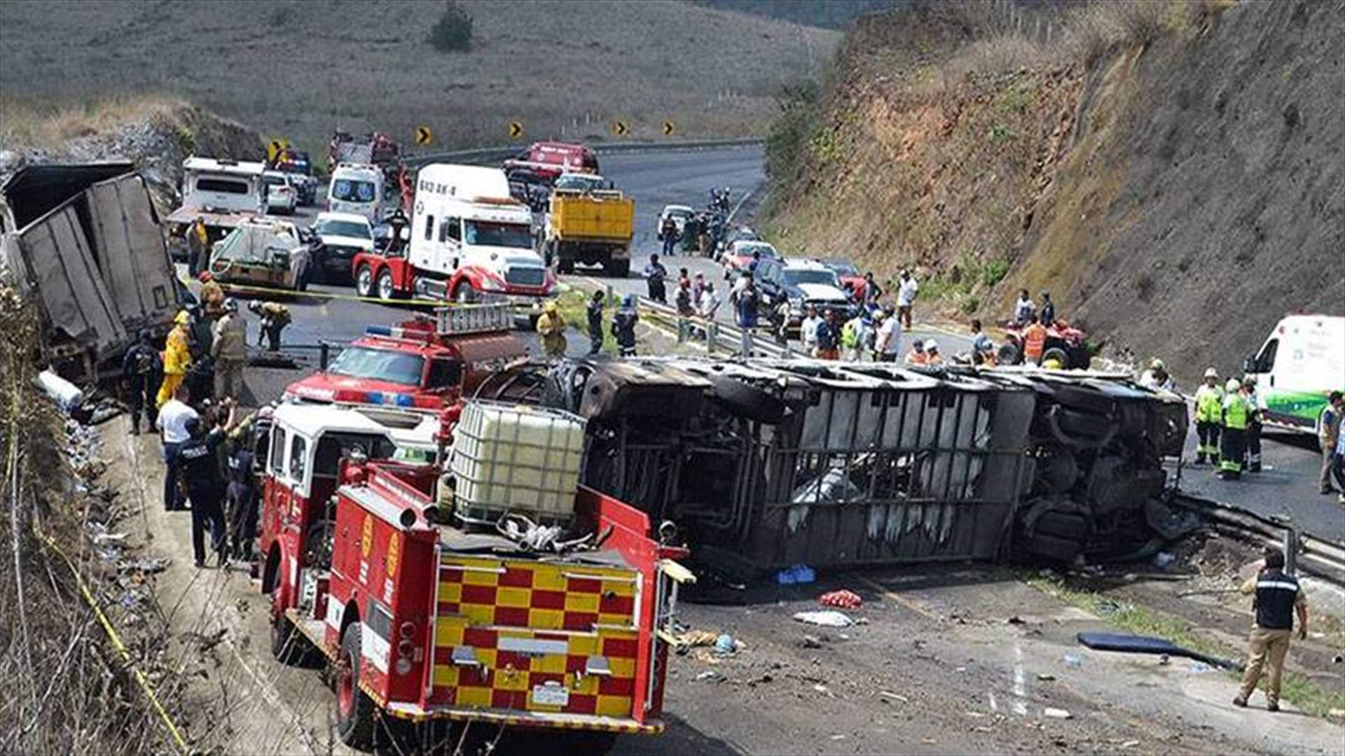 25 قتيلا في خروج حافلة ركاب عن مسارها وسقوطها في واد في جنوب المكسيك