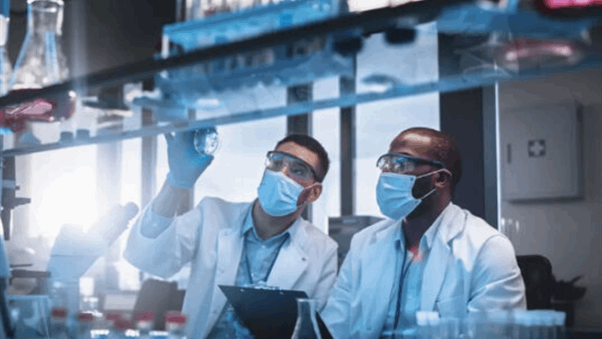 خطأ كارثي لعامل نظافة أدى إلى تلف 20 سنة من العمل المخبري وملايين الدولارات... والسبب: إنزعج من صوت الثلاجة!