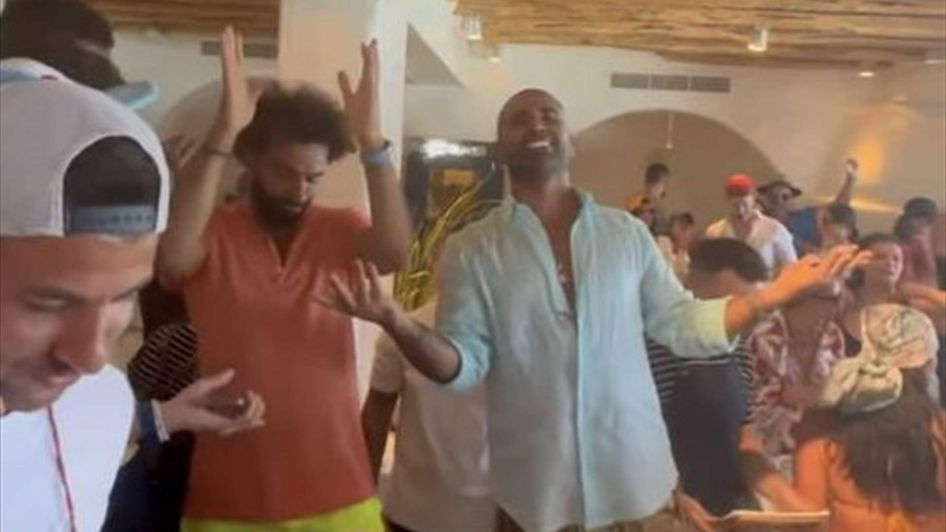 محمد صلاح يرقص على أنغام أحمد سعد.. أجواء من الغناء والرقص في ميكونوس اليونانيّة (فيديو) 