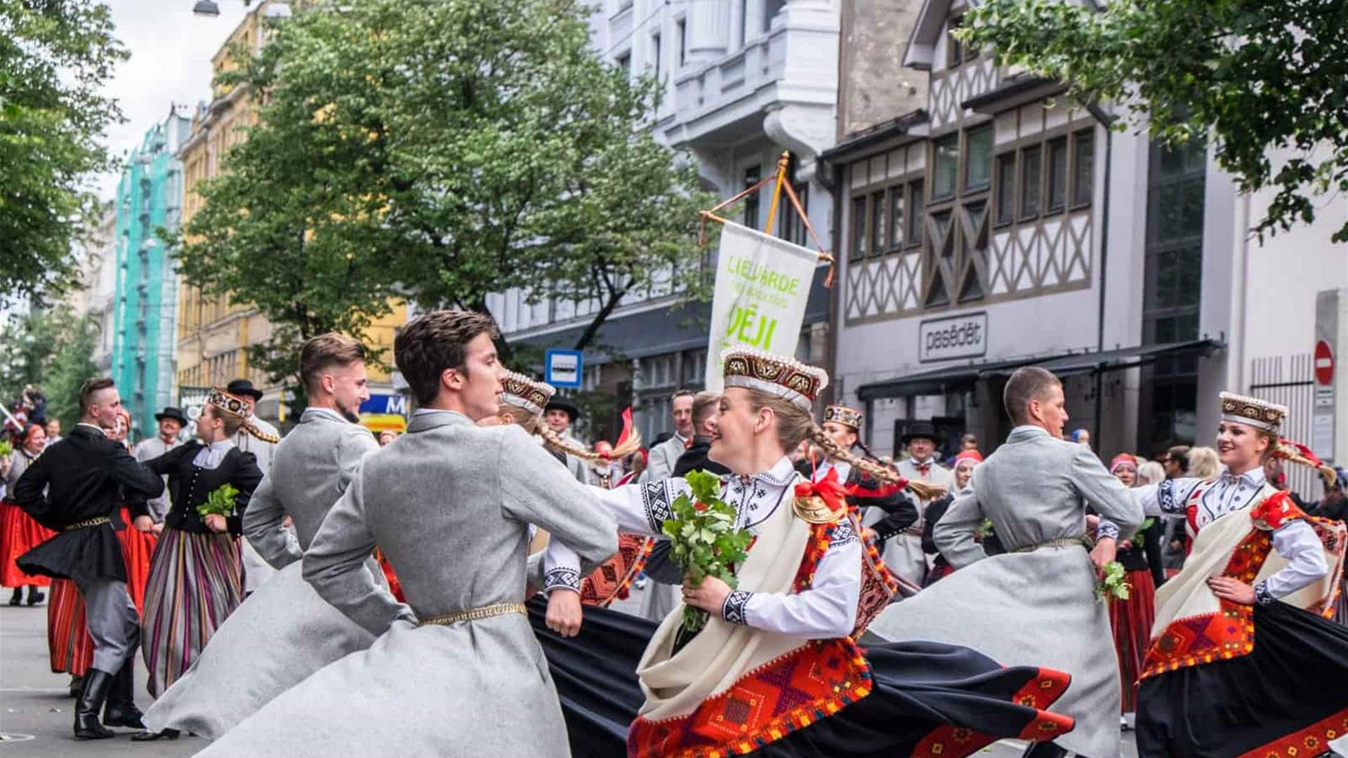 في مهرجان يرمز إلى هويتهم الوطنية... عشرات الآلاف من اللاتفيين يحتفلون بتقاليد غنائية فولكلورية