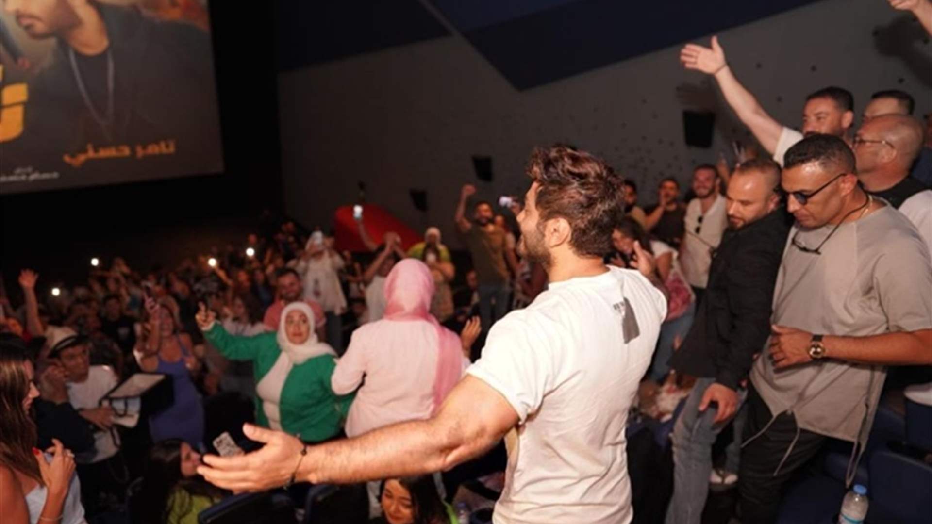 تامر حسني يفاجئ جمهوره اللبناني في إحدى صالات السينما: "شكراً شكراً من كل قلبي"! (فيديو)