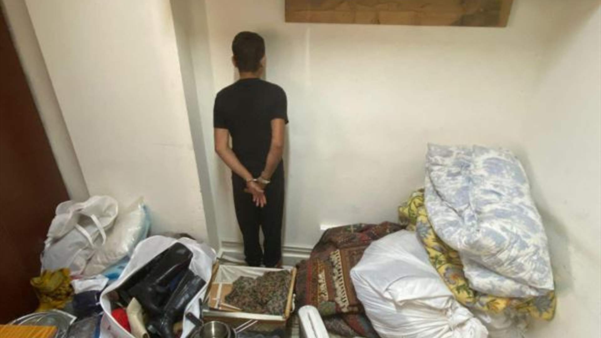دخل منزل إحدى السيّدات في عين سعادة وسرق منه أغراضًا باهظة الثّمن وفرّ هاربًا