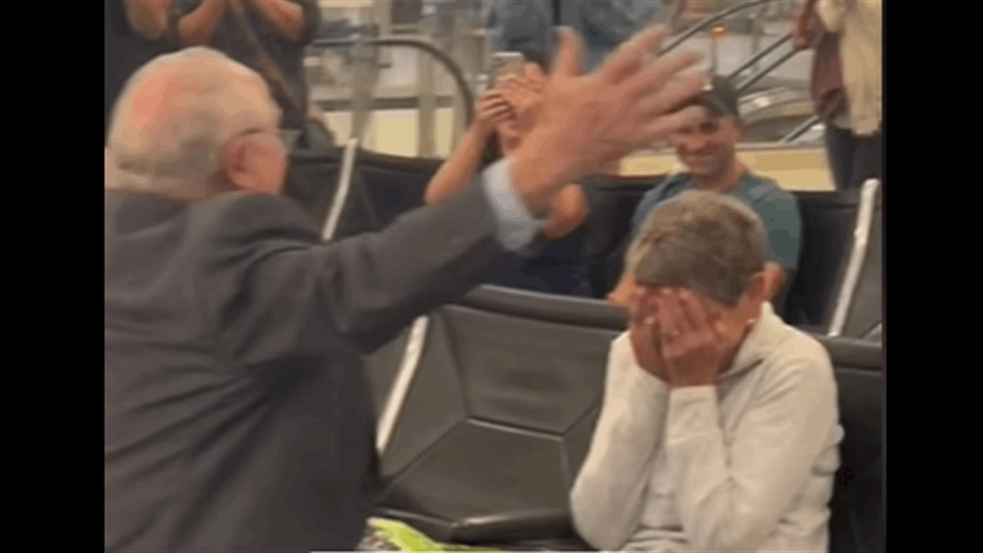 لحظة مؤثرة... سبعيني يطلب يد حبيبته السابقة بعد مرور 60 عاما على تخرّجهما! (فيديو)