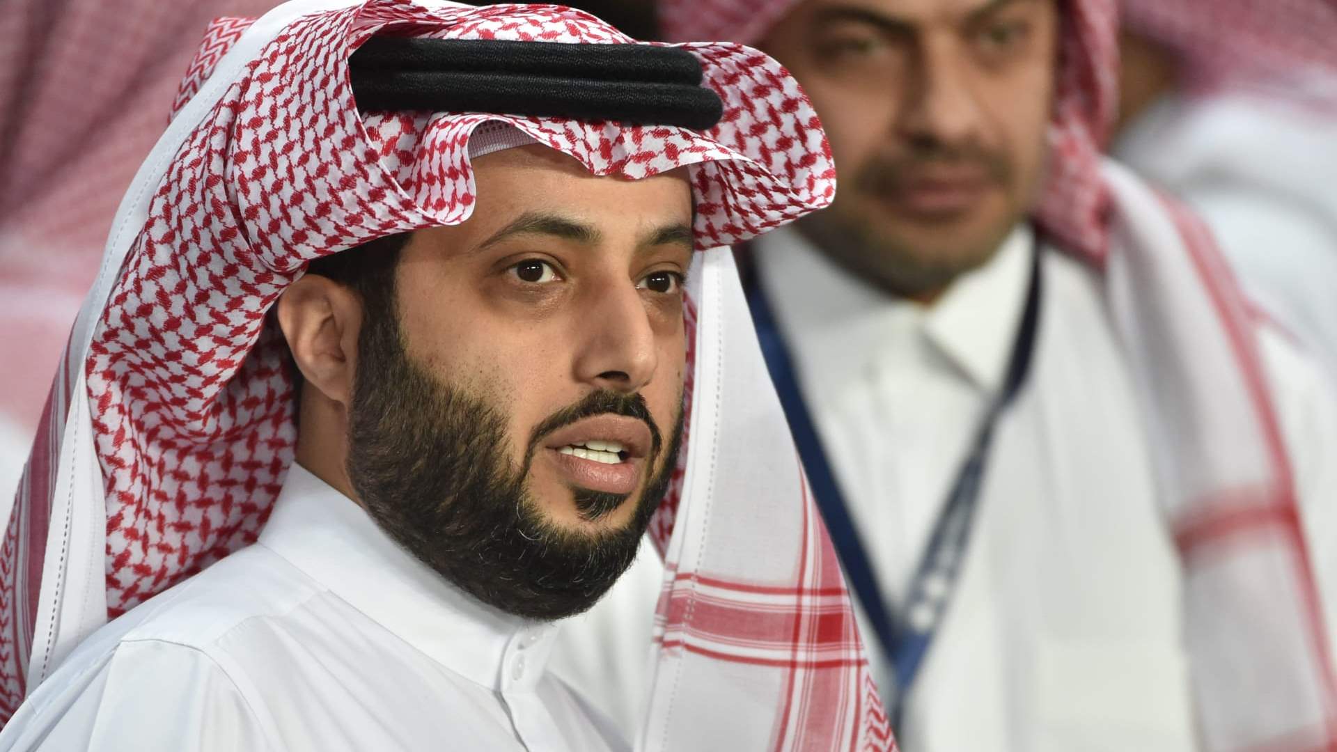 تركي آل الشيخ ينفي صورته على فراش المرض: غير صحيحة